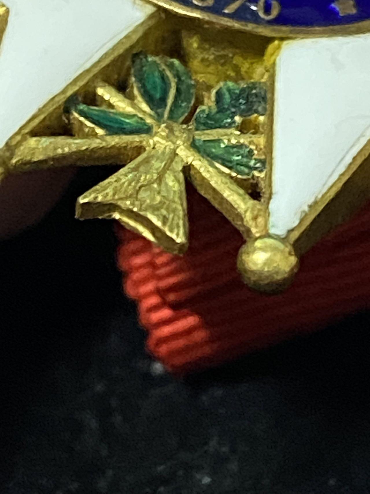 苏联勋章奖章1月5日晚上九点结束在麦稀奇 找不到的加我qq或者微信都是184277308备注苏章拍卖。最好加微信群每次都会通知还有提前可以一口价的 最近会持续拍卖一些东西。 法国荣誉军团勋章 （代拍）珐琅基本完整 有些小瑕疵无伤大雅 完美主义者绕行 非常漂亮