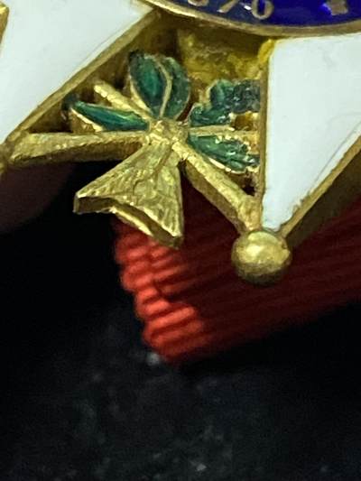 苏联勋章奖章1月5日晚上九点结束在麦稀奇 找不到的加我qq或者微信都是184277308备注苏章拍卖。最好加微信群每次都会通知还有提前可以一口价的 最近会持续拍卖一些东西。 法国荣誉军团勋章 （代拍）珐琅基本完整 有些小瑕疵无伤大雅 完美主义者绕行 非常漂亮