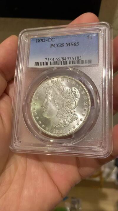 《竞宝斋》第455场 周日，周一 2场连拍 （全场包邮，欢迎送拍） PCGS MS65 美国 1882 CC 摩根 银币 卡森厂 高分难得 十字转光 背面支撑有磕