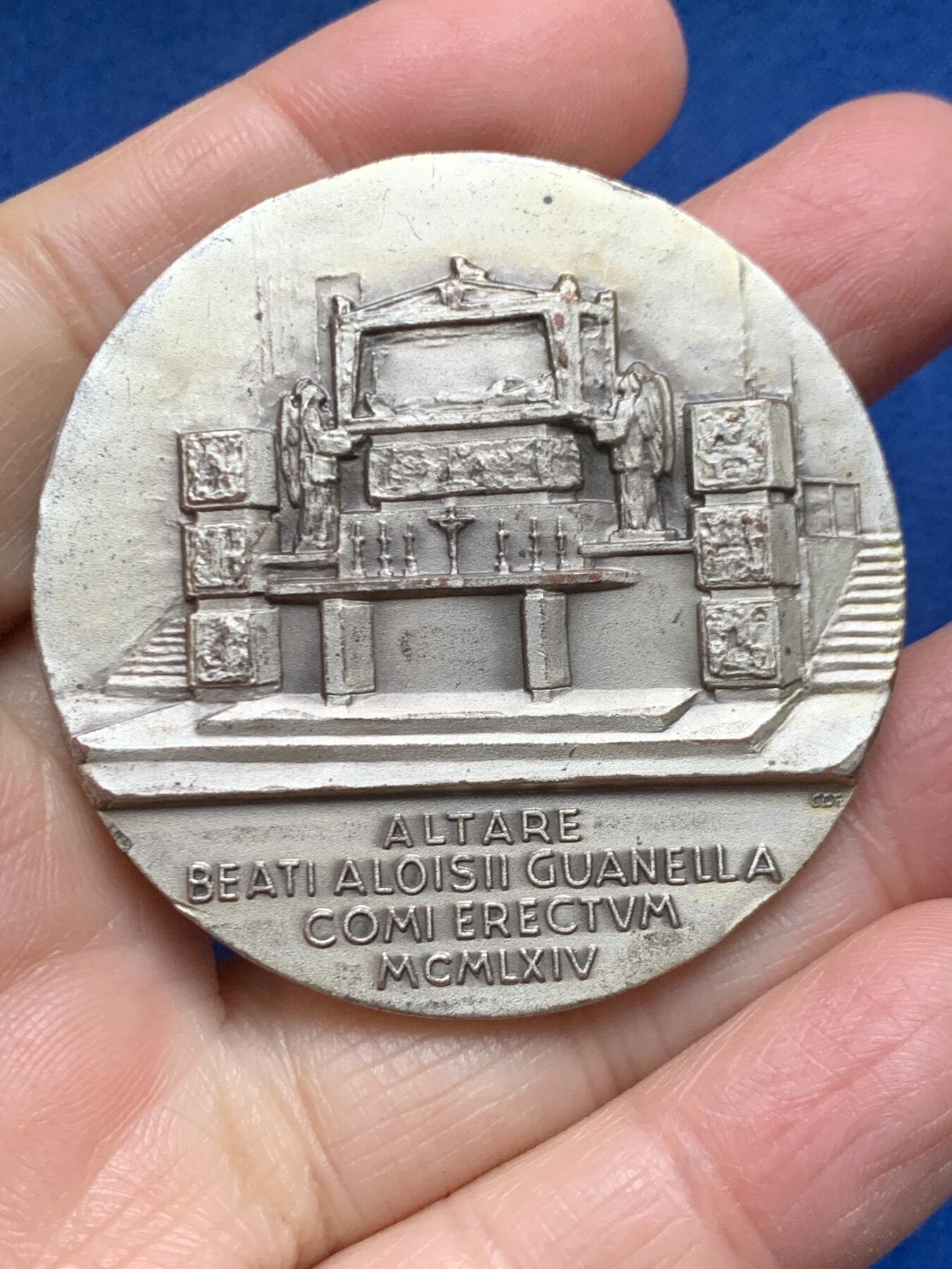 《竞宝斋》第455场 周日，周一 2场连拍 （全场包邮，欢迎送拍） 祝福的祭坛 双面高浮雕镀银大铜章，重61.7克，直径50.4mm，工艺精湛，是爱好宗教艺术的朋友必备之选。一面刻有圣人与信徒的场景，另一面则展示教堂内部。