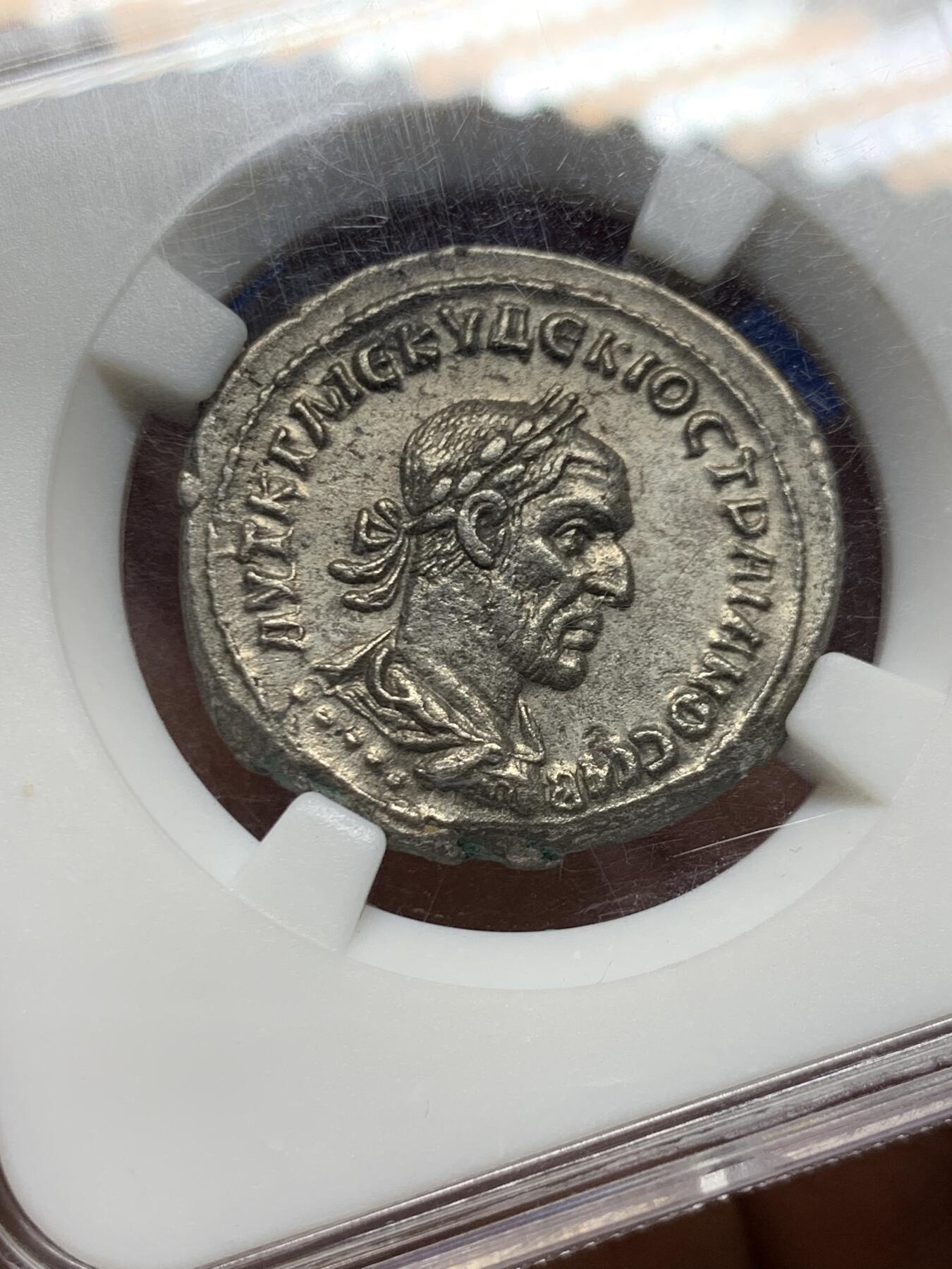 《竞宝斋》第455场 周日，周一 2场连拍 （全场包邮，欢迎送拍） 众诚详评 AU 古罗马帝国 叙利亚行省 249-251年 4德拉克马 银铜合金币 德西乌斯在位时期发行 打制很美 细节极好 罗系经典品种