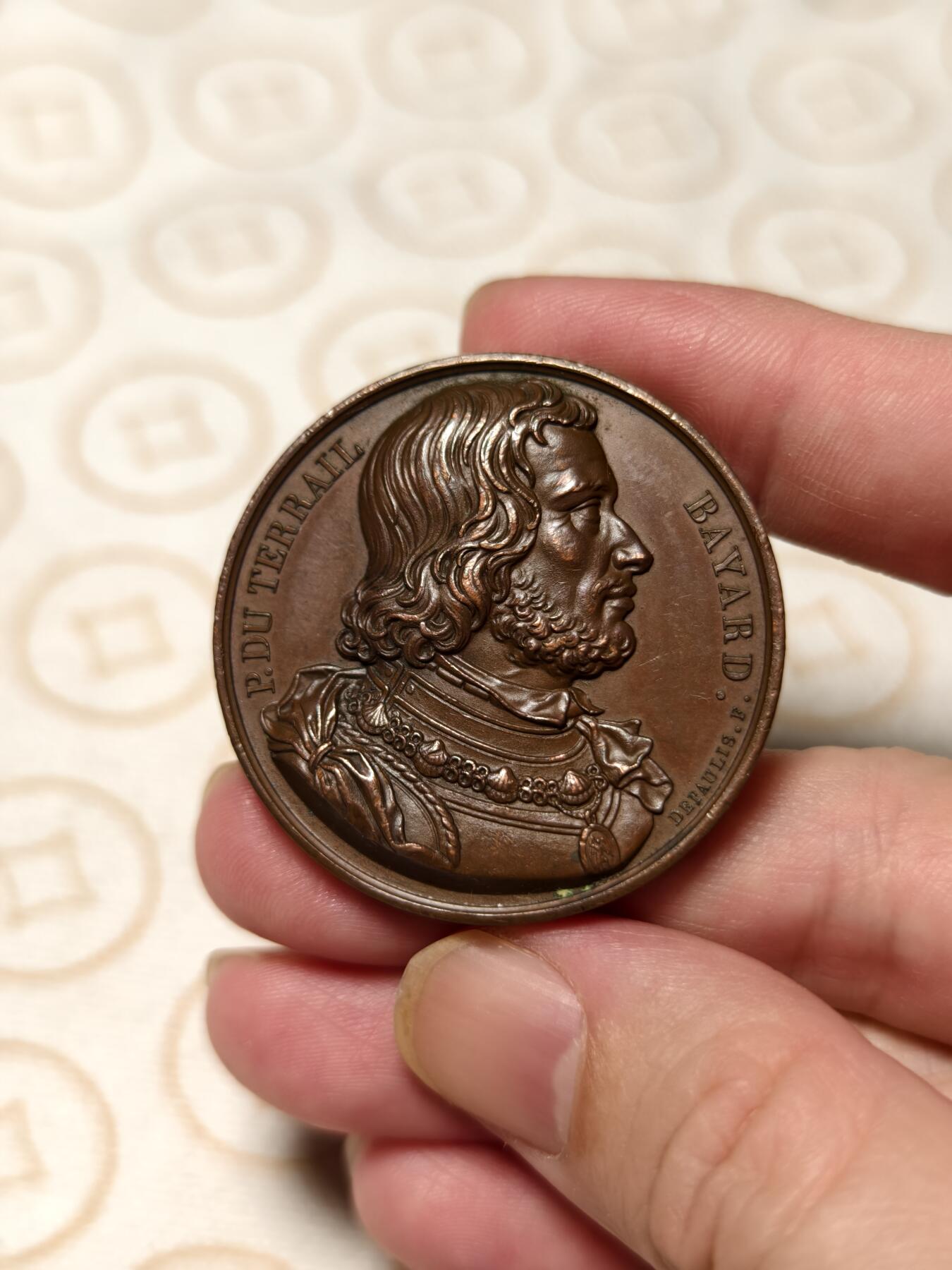 抚柳草堂-第六期章牌钱币 奖章勋章限时免佣 满百包邮 放漏专场 1822法国巴亚尔骑士纪念铜章 40.6g 41.1mm 超高浮雕非常漂亮 巧克力包浆品相如图 早期光边原铸