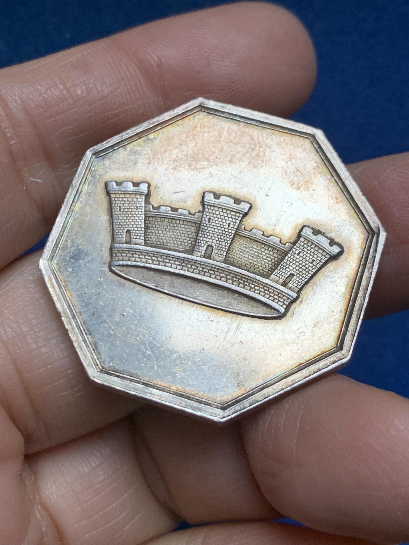 《竞宝斋》第455场 周日，周一 2场连拍 （全场包邮，欢迎送拍） 法国1838年城市人寿保险公司八角银质代币，城堡王冠图，丰饶角AR边铭，35mm，19.32克