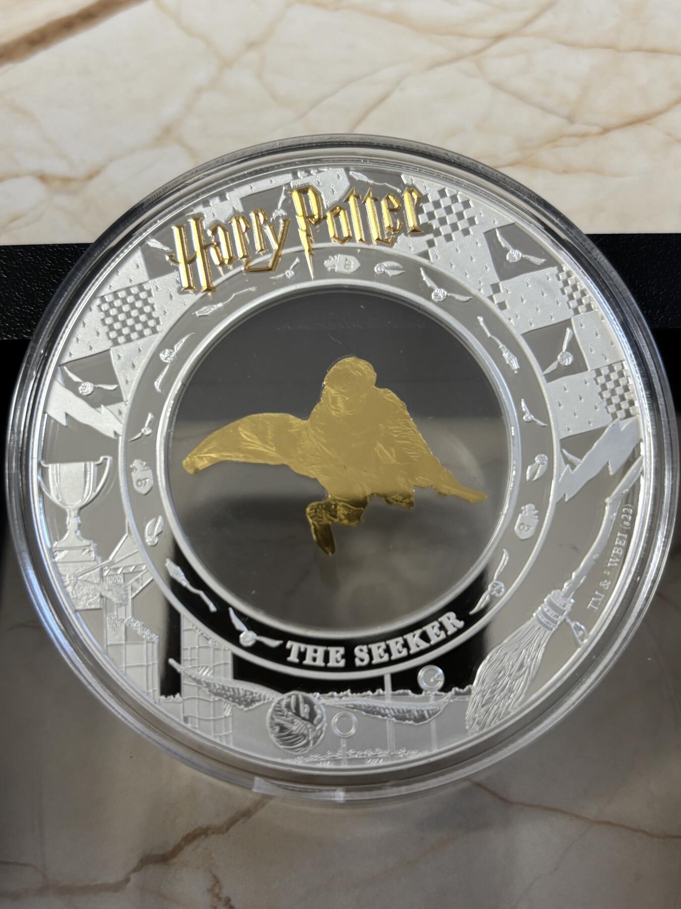 第187期拍卖 萨摩亚2022年哈利波特骑扫把2盎司中空镶金片银币，金属:999银+999金，重量:2盎司+0.2克，直径:70毫米，发行：975枚