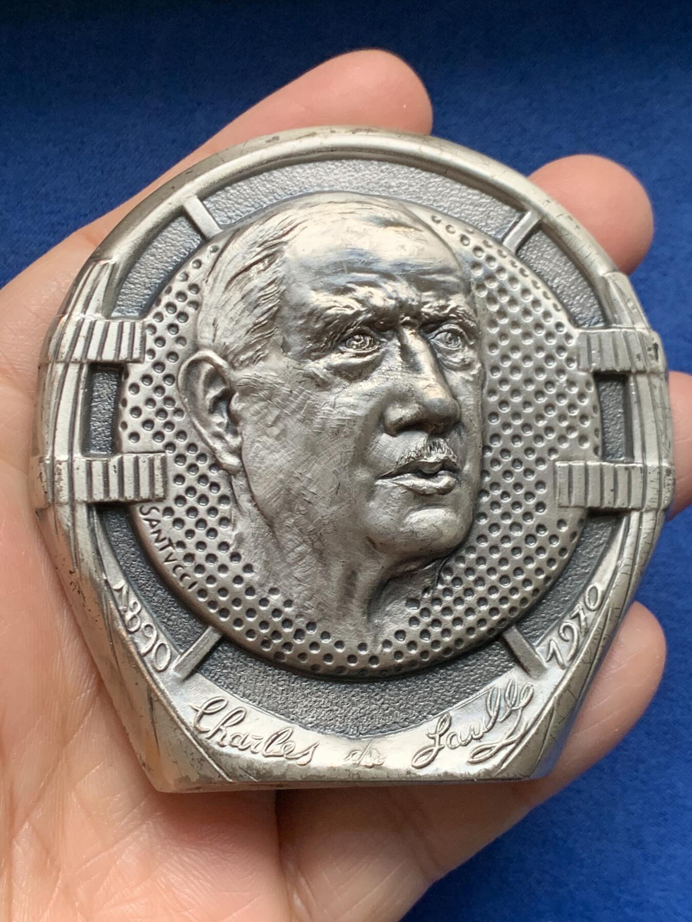 《竞宝斋》第455场 周日，周一 2场连拍 （全场包邮，欢迎送拍） 法国艺术大章 1990年戴高乐诞辰100年高浮雕超大镀银纪念章 72*74.5MM 173.2克