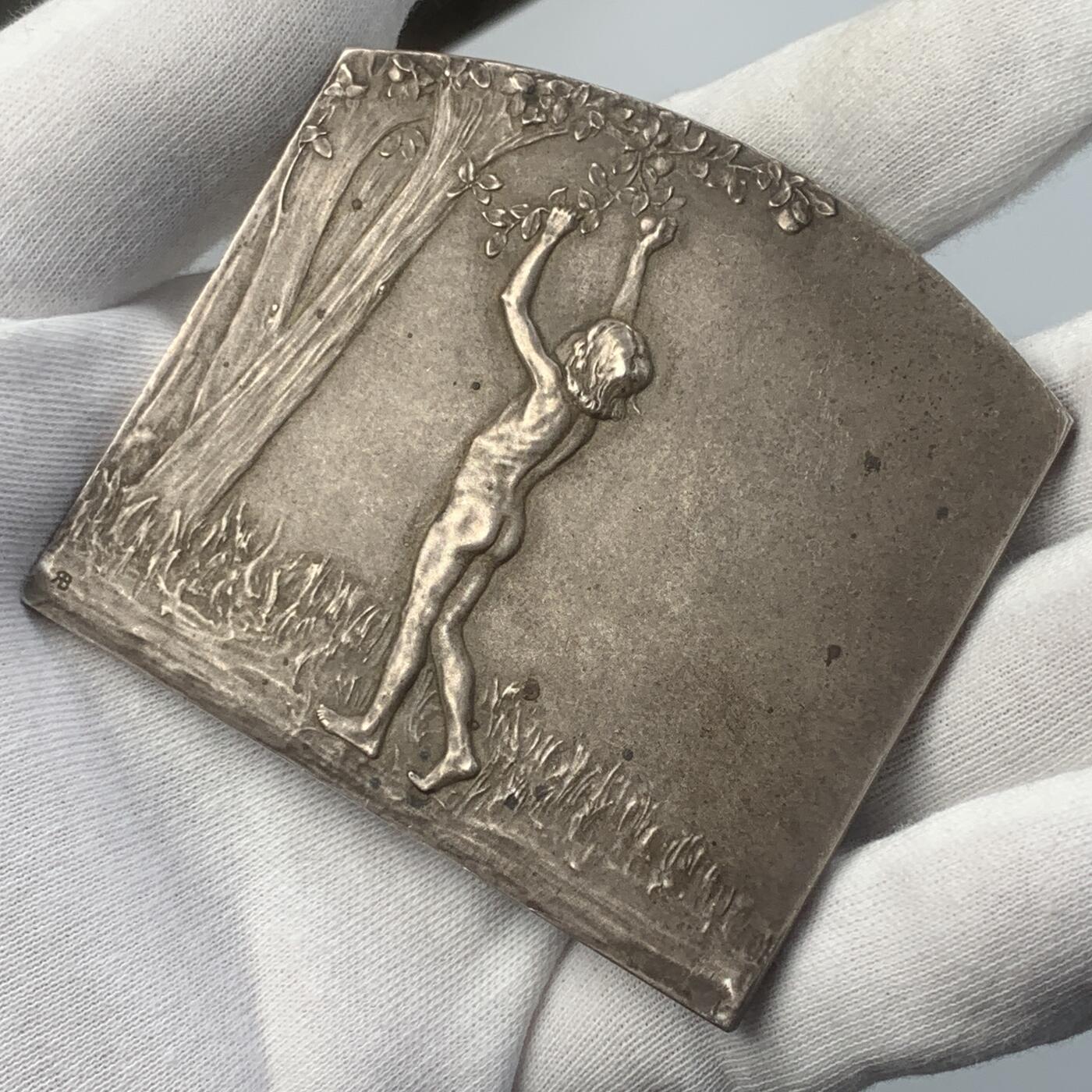 掌中浮雕-藏着的欧洲第048场 1900年代法国新艺术结婚纪念大银章，名家baudichon作品，73x67mm ，144.3g