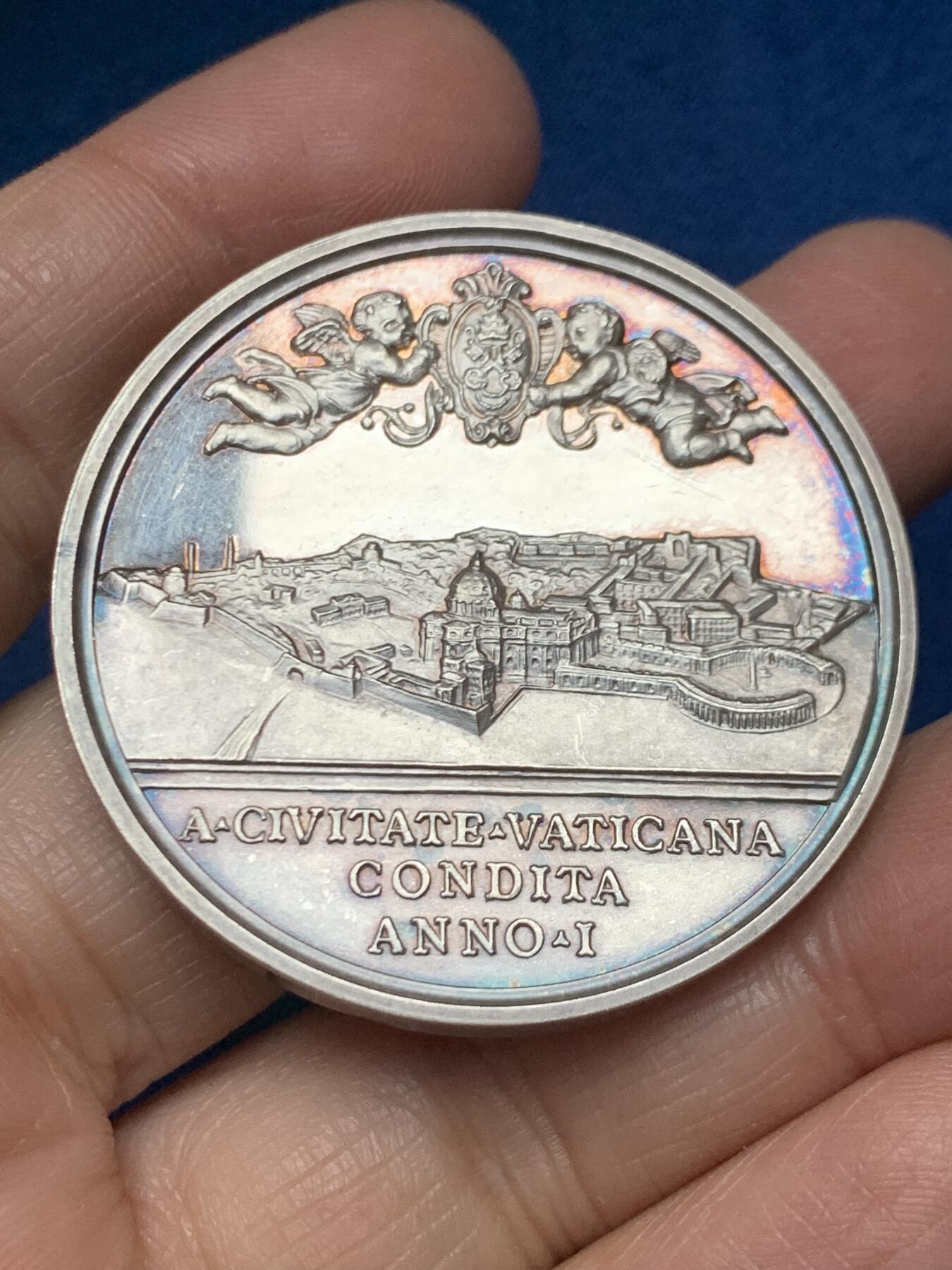 《竞宝斋》第455场 周日，周一 2场连拍 （全场包邮，欢迎送拍） 梵蒂冈1930年庇护十一世城市景观大银章，背面城市景观，两个小天使，直径：43.8mm，重：38.65g