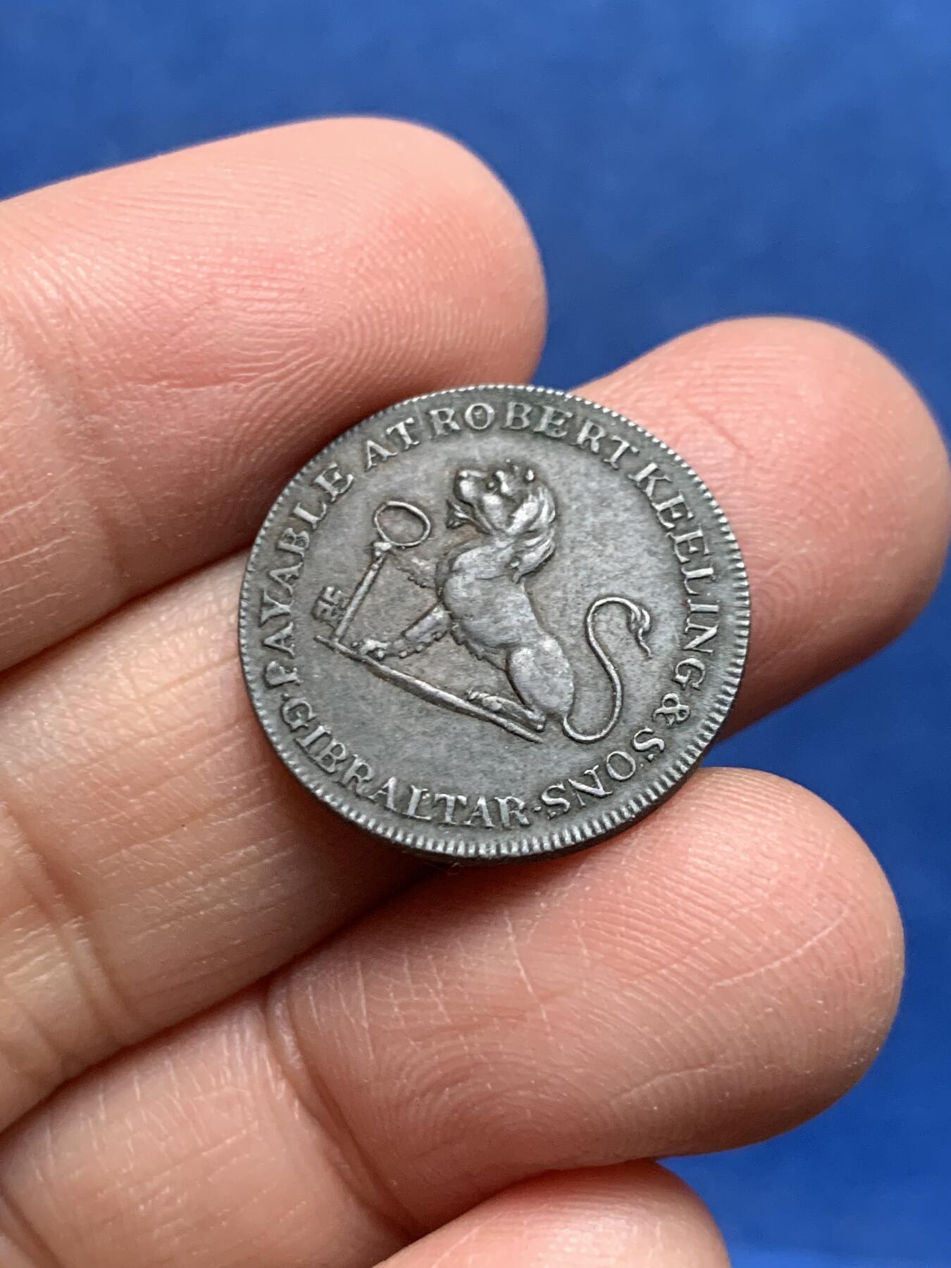 《竞宝斋》第455场 周日，周一 2场连拍 （全场包邮，欢迎送拍） 英属直布罗陀 1810年 1夸脱 铜币 狮子拿钥匙很有特点 背面城堡图案 细节很好 少见品种