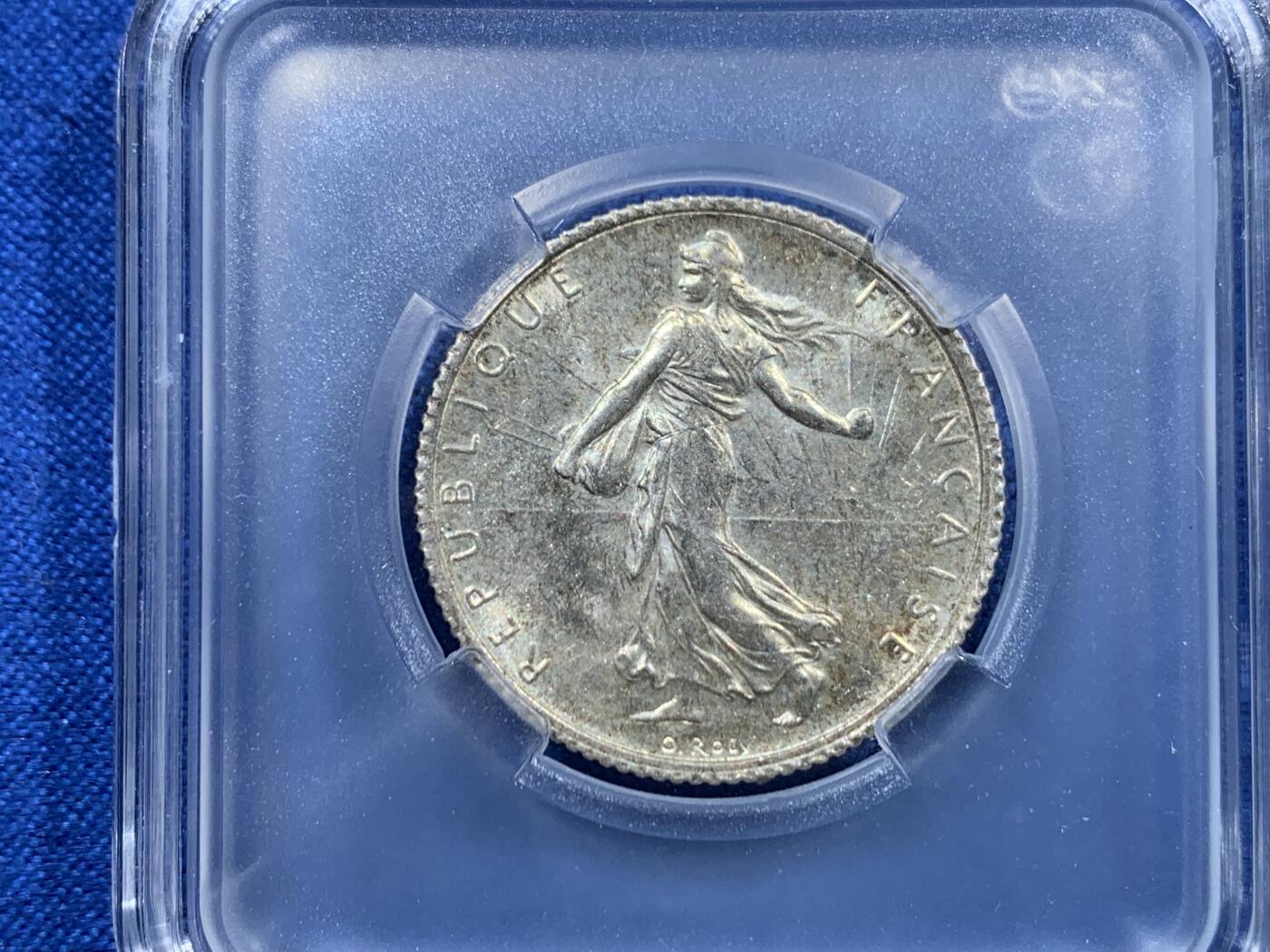 《竞宝斋》第455场 周日，周一 2场连拍 （全场包邮，欢迎送拍） 两枚一组 法国1916/1919年播种女神1法郎银币，光度不错，细节见图，配平凡人小方盒