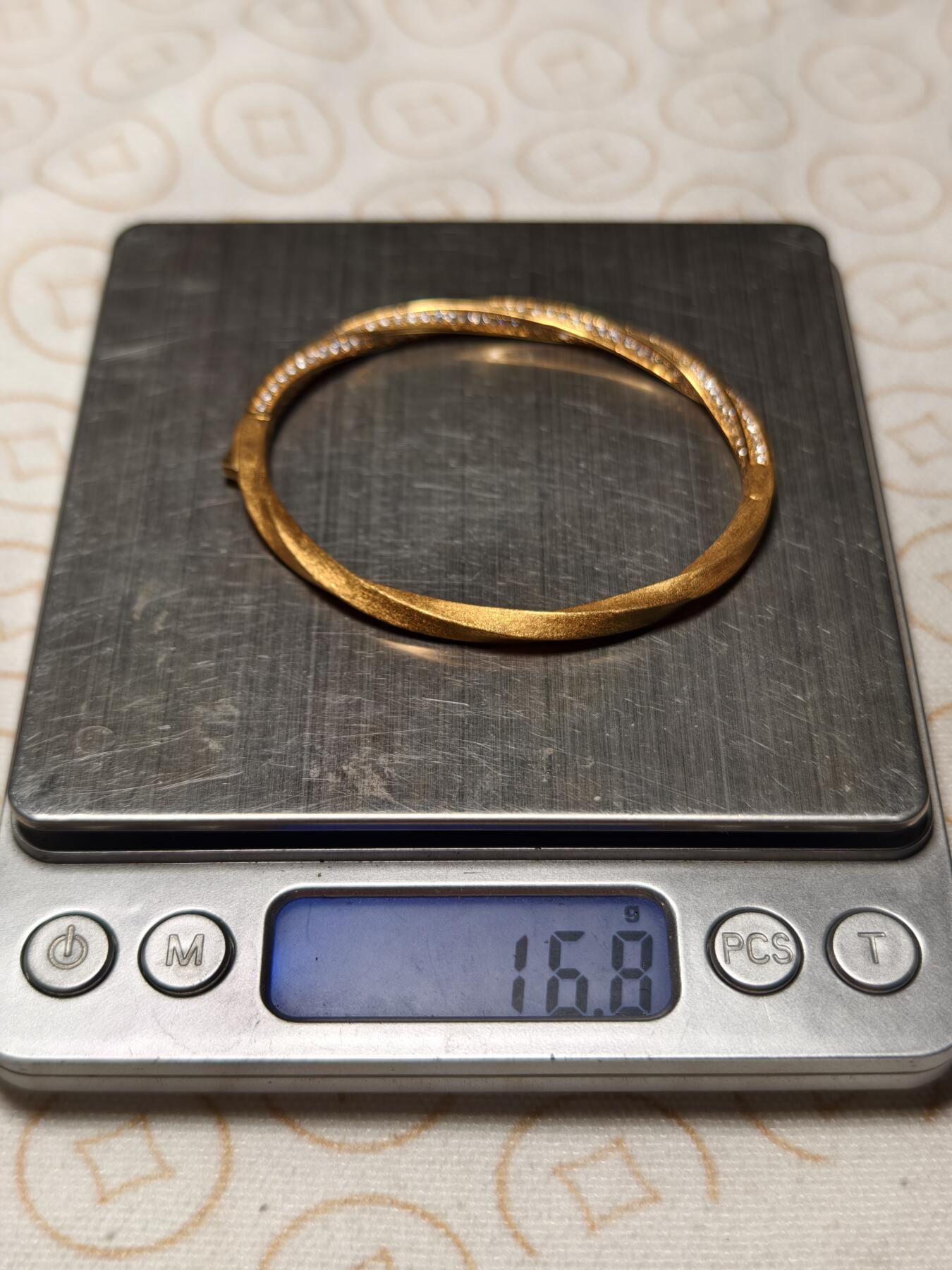 抚柳草堂-第六期章牌钱币 奖章勋章限时免佣 满百包邮 放漏专场 莫比乌斯环半钻半拉丝镀金银手镯  全新工艺好一半镶嵌锆石一半拉丝工艺非常漂亮 打标s925重16.8g 上手是真金真钻的既视感 送人自戴都不错