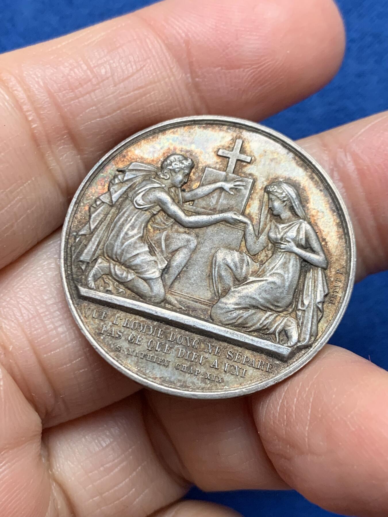 《竞宝斋》第455场 周日，周一 2场连拍 （全场包邮，欢迎送拍） 法国婚姻与爱情纪念银章 背面无刻字 蜜蜂银标 13.77克 31.6MM 双跪