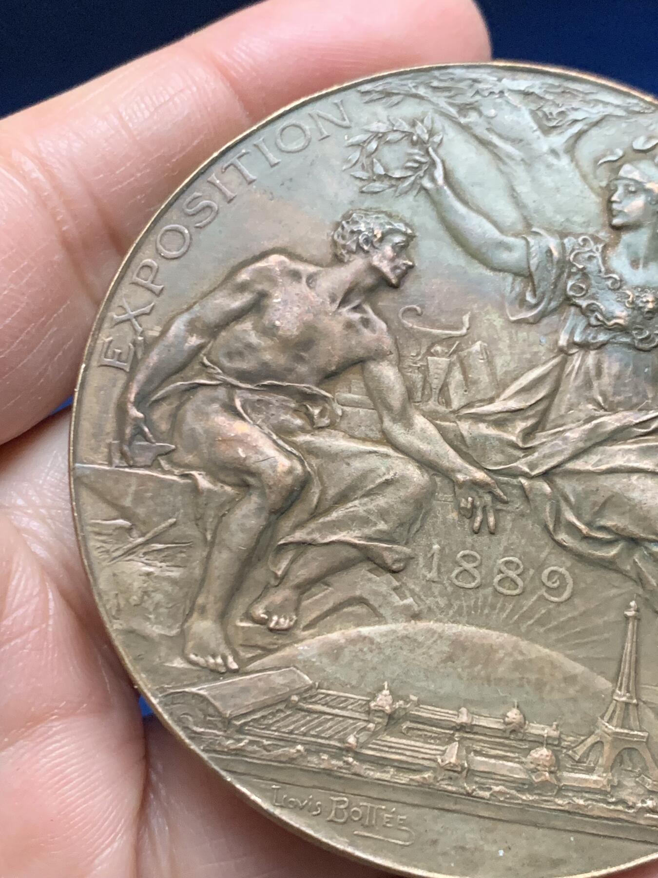 《竞宝斋》第455场 周日，周一 2场连拍 （全场包邮，欢迎送拍） 法国1889年巴黎世博会纪念大铜章 104.25克 62.8mm 丰饶角铜标