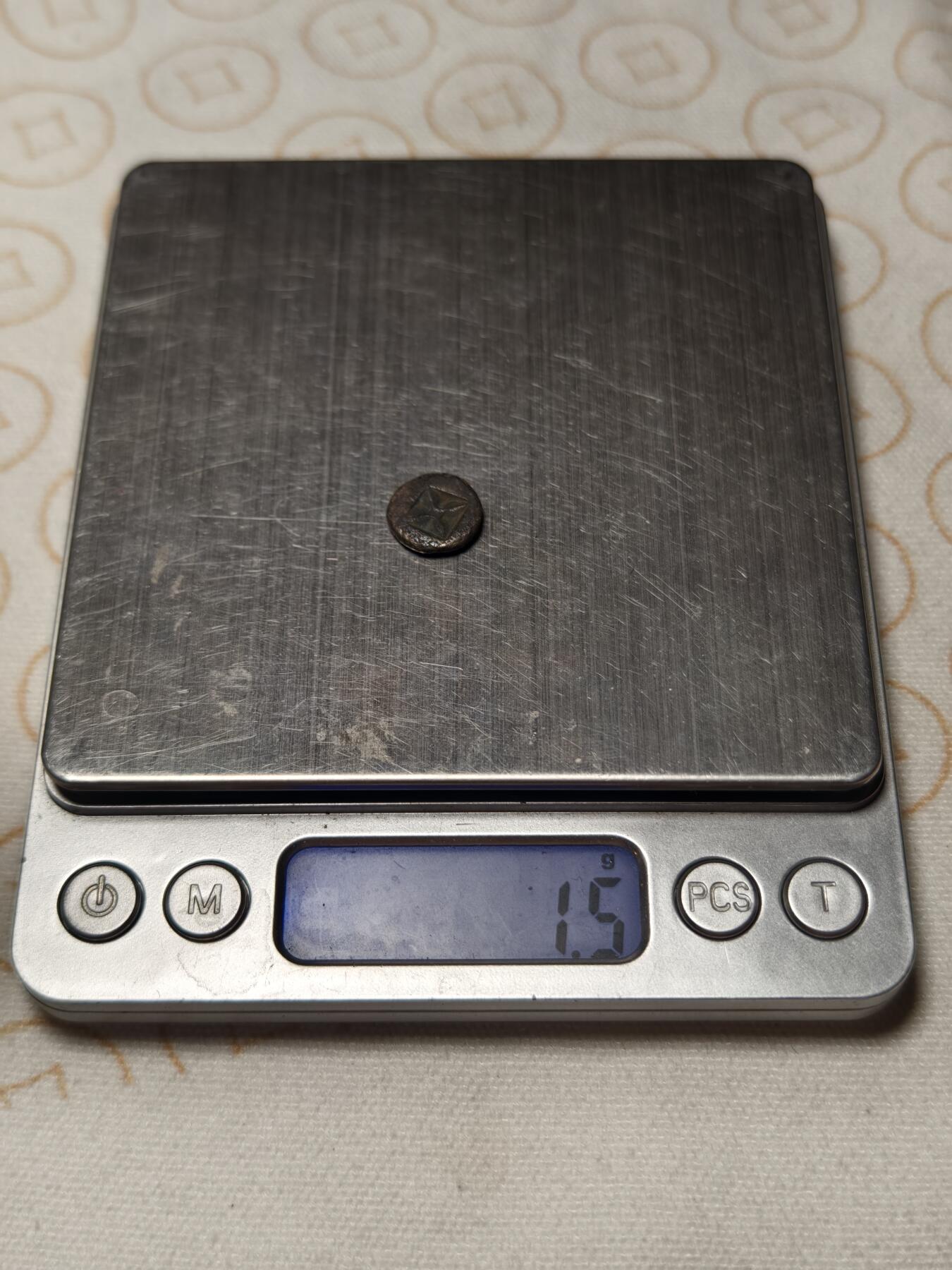 抚柳草堂-第六期章牌钱币 奖章勋章限时免佣 满百包邮 放漏专场 三佛齐王国末期至满者伯夷王国早期打制小银币 1.5g重正面有檀香花徽记，背面爪哇岛文，面值1 Unit或称Masa