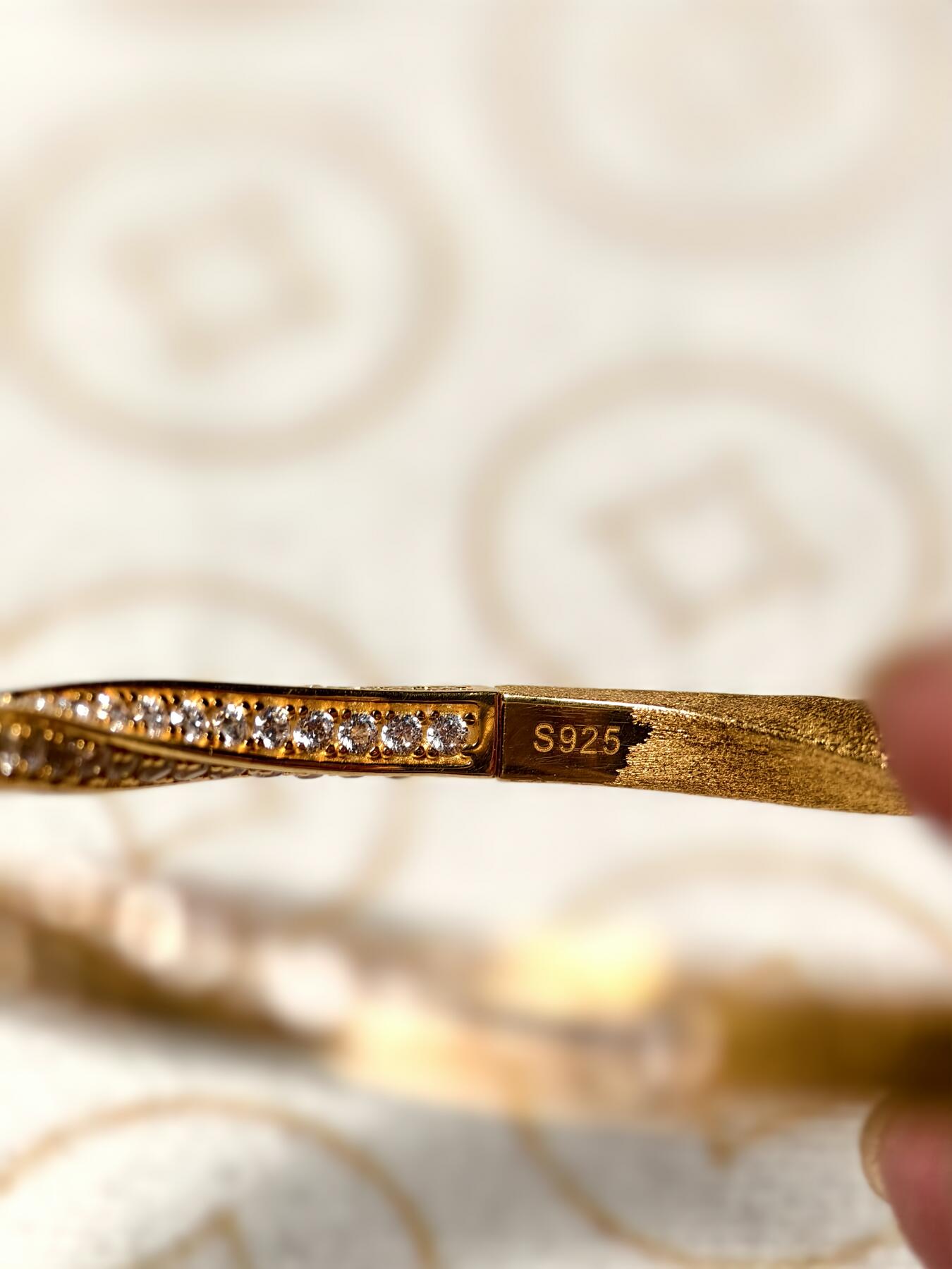 抚柳草堂-第六期章牌钱币 奖章勋章限时免佣 满百包邮 放漏专场 莫比乌斯环半钻半拉丝镀金银手镯  全新工艺好一半镶嵌锆石一半拉丝工艺非常漂亮 打标s925重16.8g 上手是真金真钻的既视感 送人自戴都不错