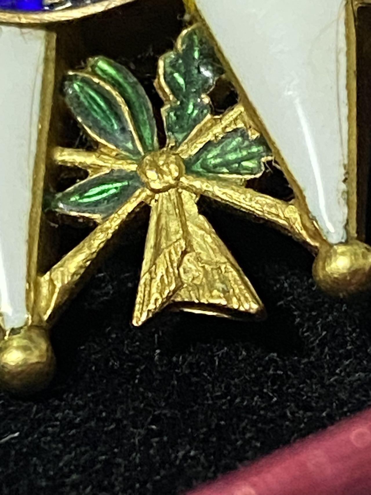 苏联勋章奖章1月5日晚上九点结束在麦稀奇 找不到的加我qq或者微信都是184277308备注苏章拍卖。最好加微信群每次都会通知还有提前可以一口价的 最近会持续拍卖一些东西。 法国荣誉军团勋章 （代拍）珐琅基本完整 有些小瑕疵无伤大雅 完美主义者绕行 非常漂亮