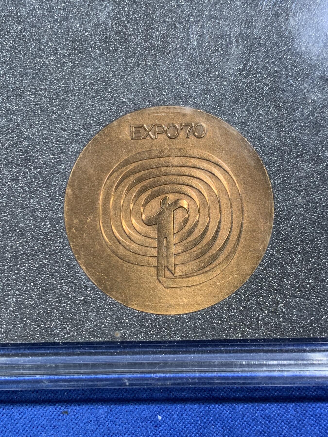 《竞宝斋》第455场 周日，周一 2场连拍 （全场包邮，欢迎送拍） 三枚一组 日本发行 1976年加拿大蒙特利尔奥运会纪念币2枚 原盒（少个盖子） + 1970年 日本世博会纪念章 原盒