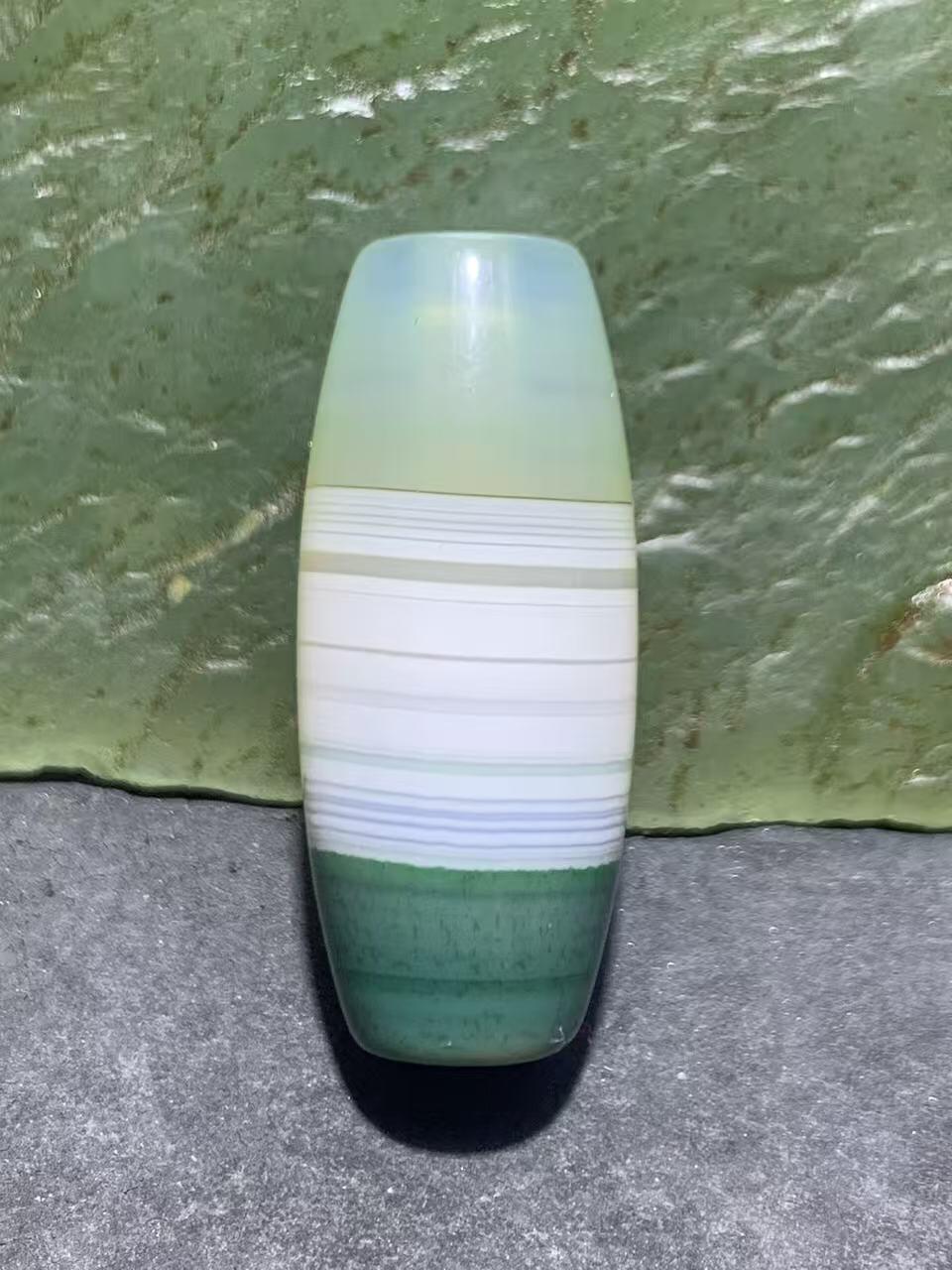 精美冰透高玉化瓷白绿双色缠丝玛瑙桶珠一颗，