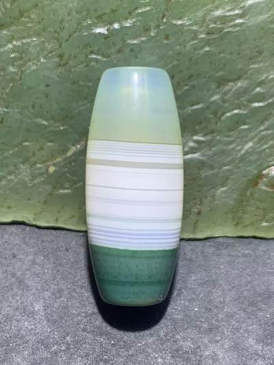 精美冰透高玉化瓷白绿双色缠丝玛瑙桶珠一颗， - 精美冰透高玉化瓷白绿双色缠丝玛瑙桶珠一颗，