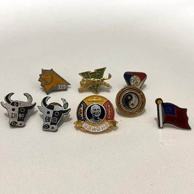 韵星假日拍卖第三十五期 -- Rimey Holidays Auction 34 - 国防部制发蒋公像章、中华道教徽章、干部训练团、旗帜徽章等一组八枚合拍