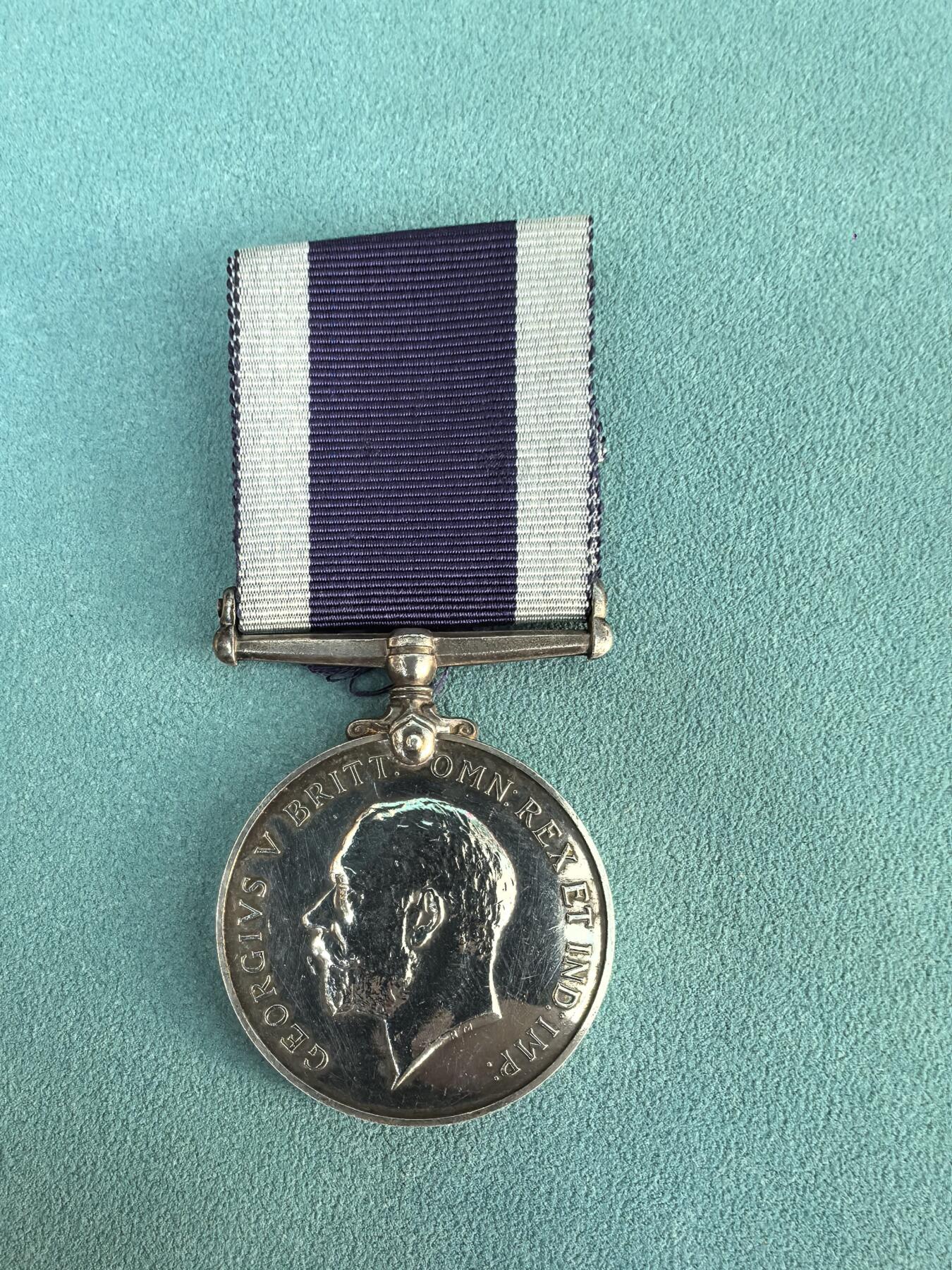 盛世勋华——号角文化勋章邮票专场拍卖第297期 英国海军长期服役和良好表现奖章 乔治五世版 银制 带边铭，授予英国海军潜艇母舰米德维上的水兵，潜艇母舰米德维是英国皇家海军第一艘专门建造的潜艇母舰，1928年7月19日下水，设计可以支援最多18艘O、P和R级潜艇。 在二战爆发之前，它一直在中国海域服役，支援皇家海军第4潜艇舰队，1940年4月离开中国前往地中海执行任务。1942年6月30日，它在亚历山大港附近被德军U-372潜艇发射鱼雷击沉。