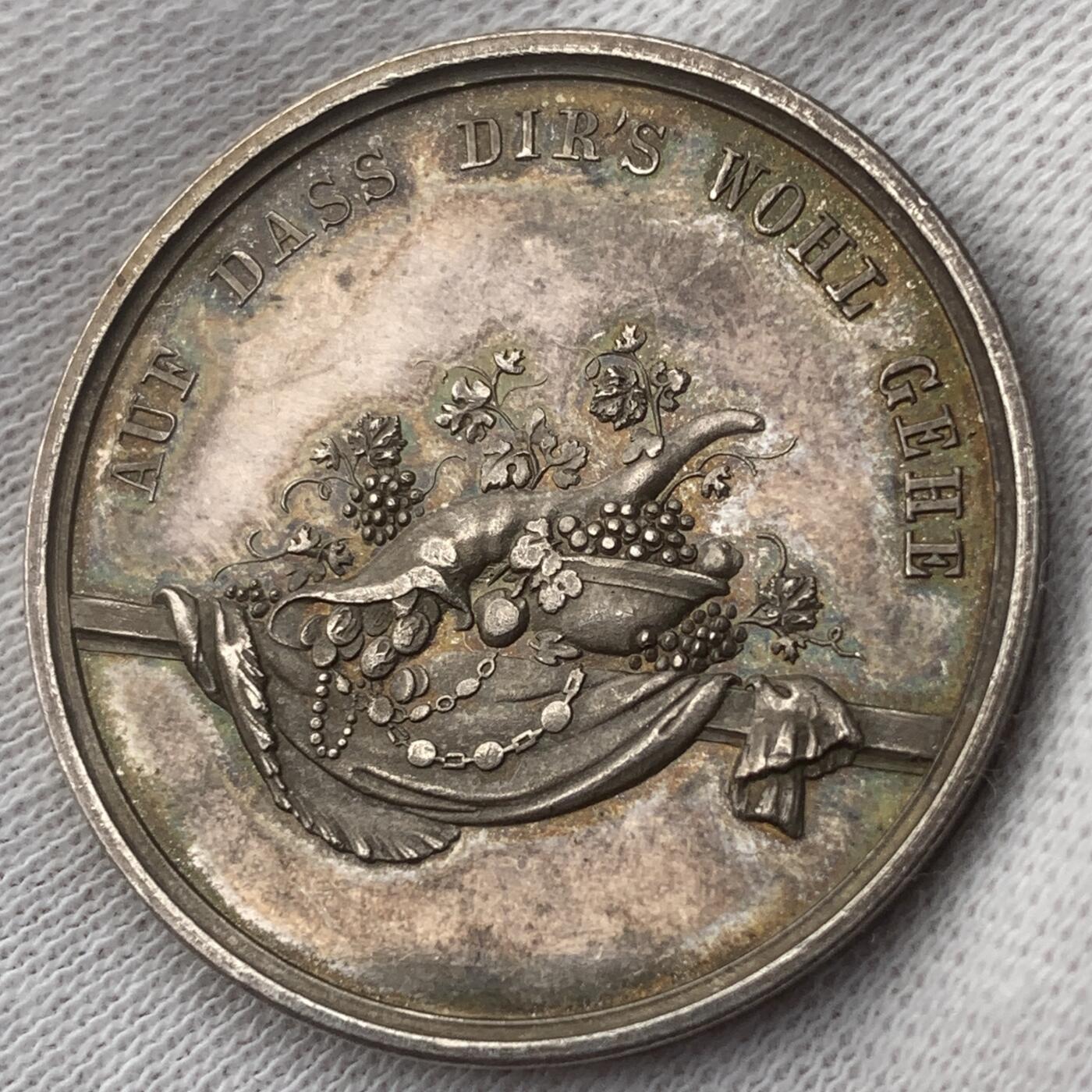 掌中浮雕-藏着的欧洲第048场 1800年代德国古典大师loos摩西十戒系列银章，30mm，8.5g，本枚主题为摩西十诫的第四戒-尊敬父母。品相状态好，五彩包浆