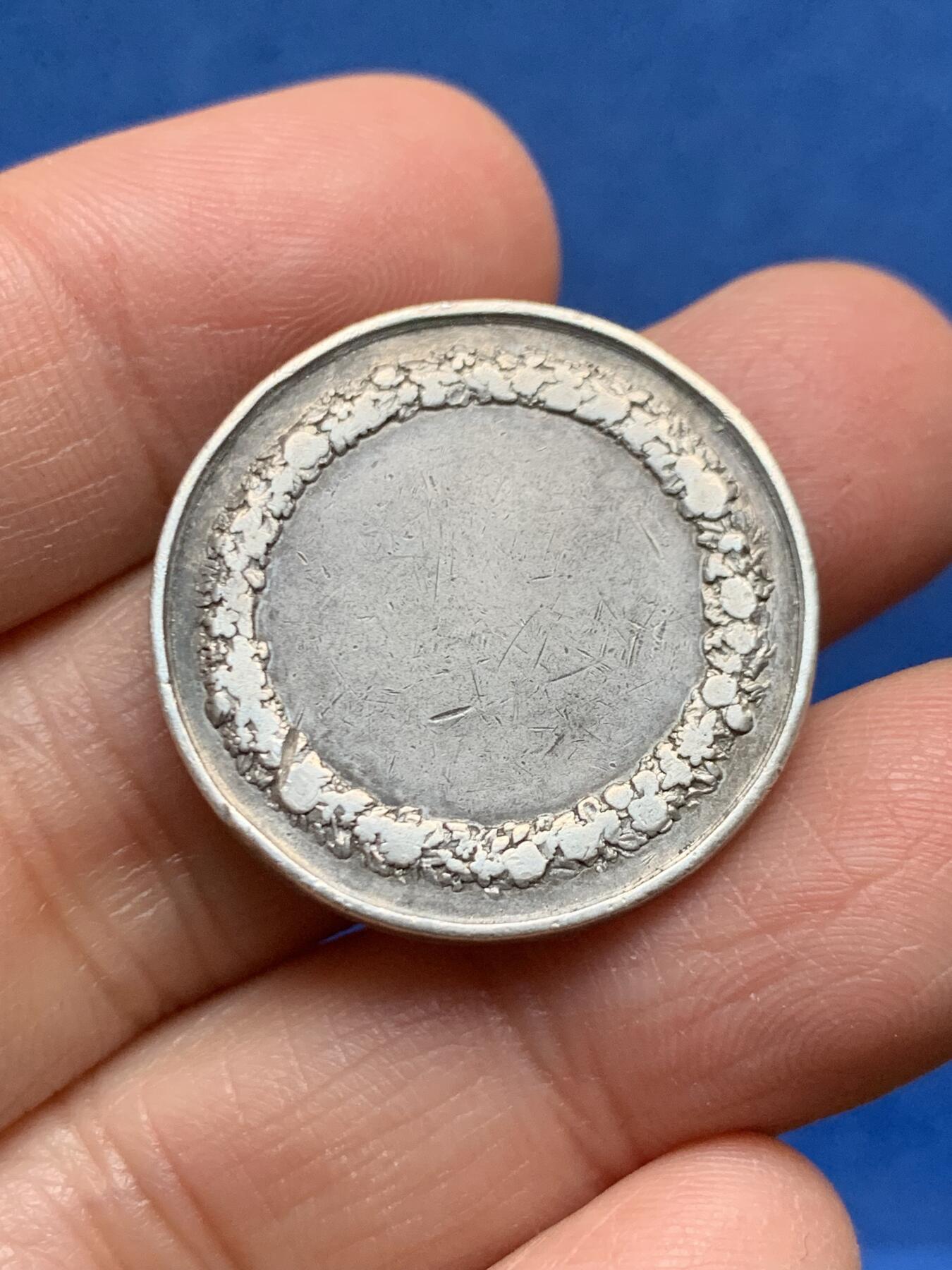 《竞宝斋》第455场 周日，周一 2场连拍 （全场包邮，欢迎送拍） 法国婚姻纪念银章 背面无刻字 直径27.3mm 10.4g 细节见图 带银标