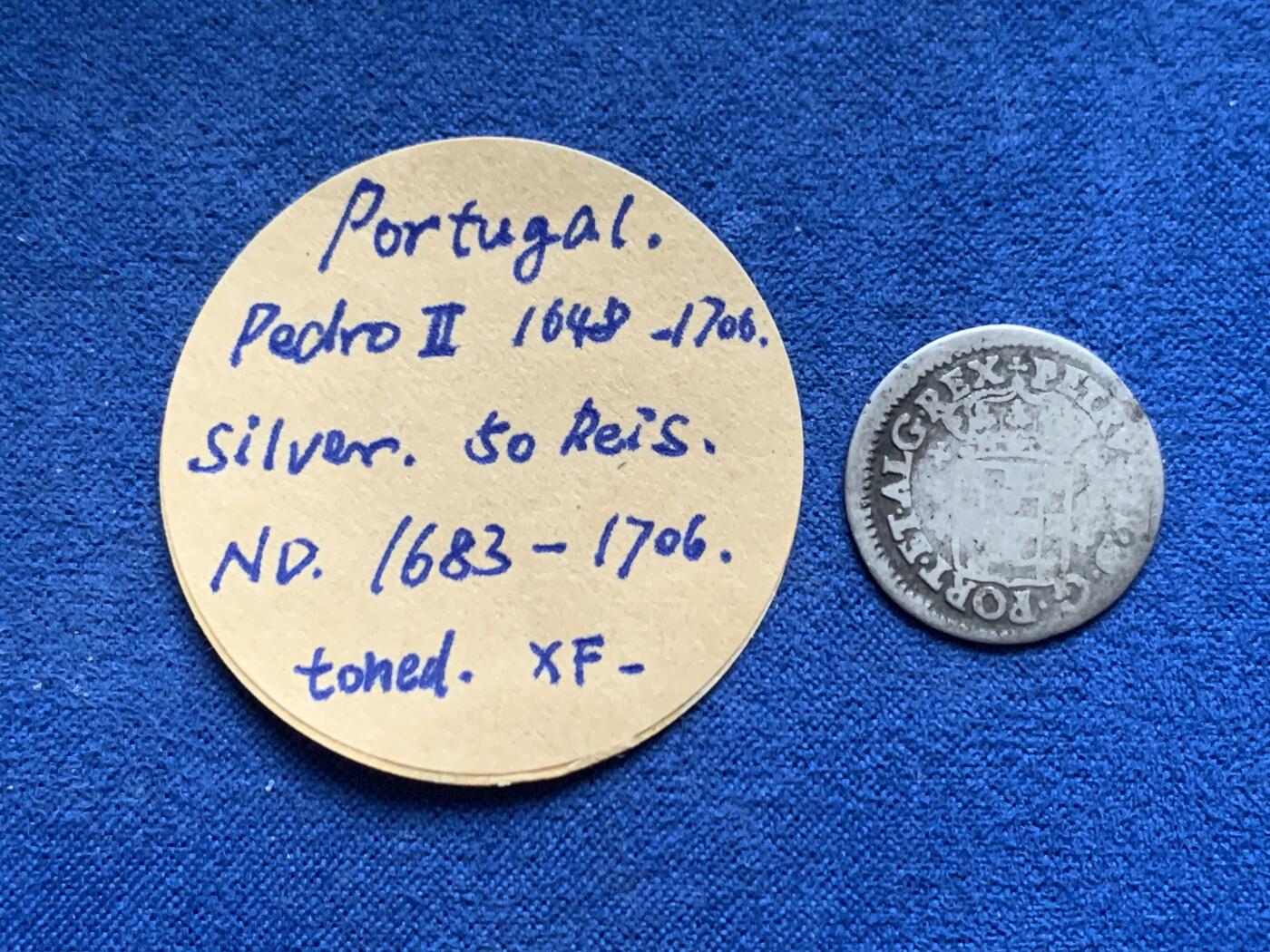 《竞宝斋》第455场 周日，周一 2场连拍 （全场包邮，欢迎送拍） 1683-1706年葡萄牙50瑞思银币，佩德罗二世时期铸造，也称为半托斯陶（1/2 Tostão），ND/1683年至1706年，KM# 135。少见品种。流通品相，当个品种不错