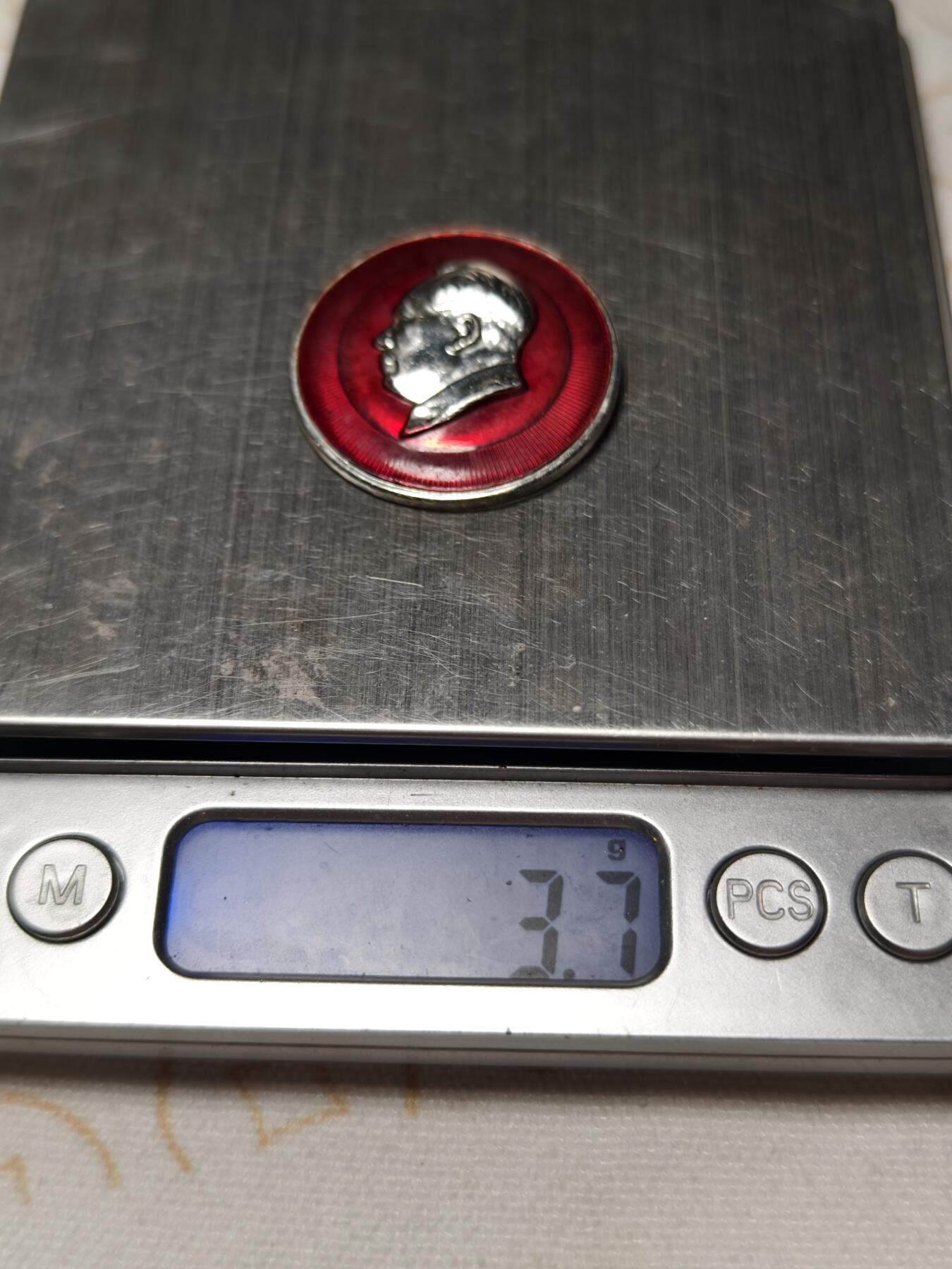 抚柳草堂-第六期章牌钱币 奖章勋章限时免佣 满百包邮 放漏专场 毛主席纪念章  迷你尺寸31.6mm 重3.7g 背面少见凹五星