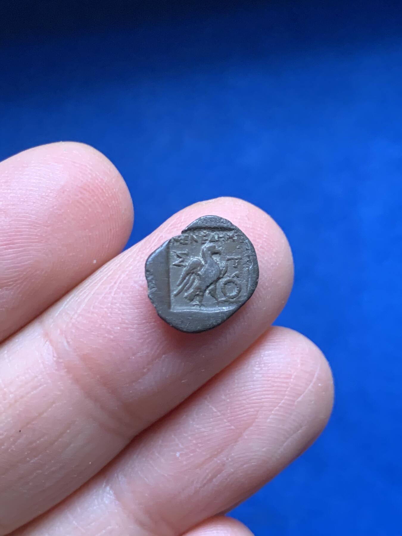 《竞宝斋》第455场 周日，周一 2场连拍 （全场包邮，欢迎送拍） 古希腊 公元前88-85年 斯特拉托尼基亚城半德拉克马 正面宙斯头像 背面鹰 打制的不错 少见品种 1.1克