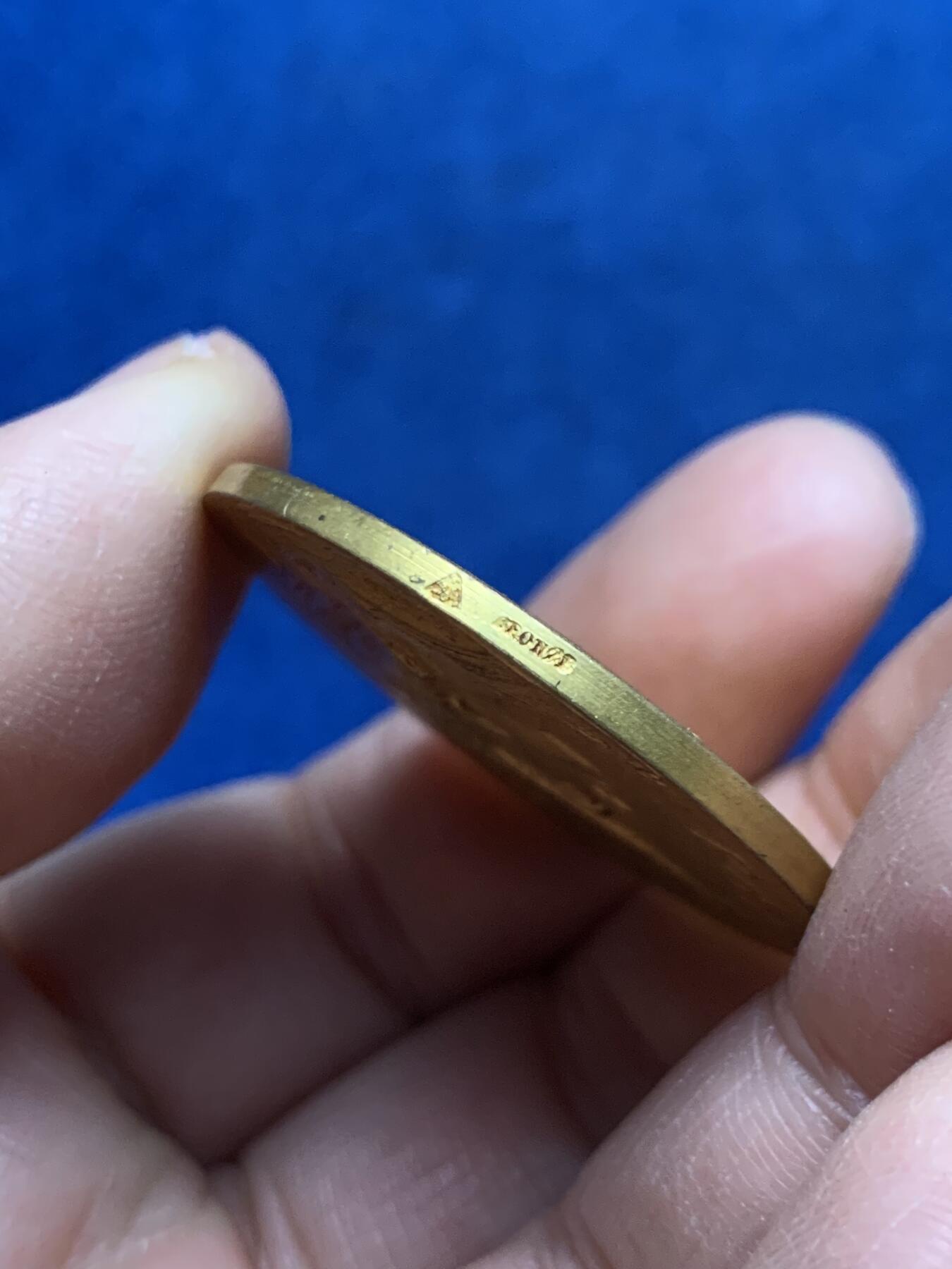 《竞宝斋》第455场 周日，周一 2场连拍 （全场包邮，欢迎送拍） 戎装玛丽安娜镀金铜章 21.5克 36mm 三角铜标 孔雀头盔