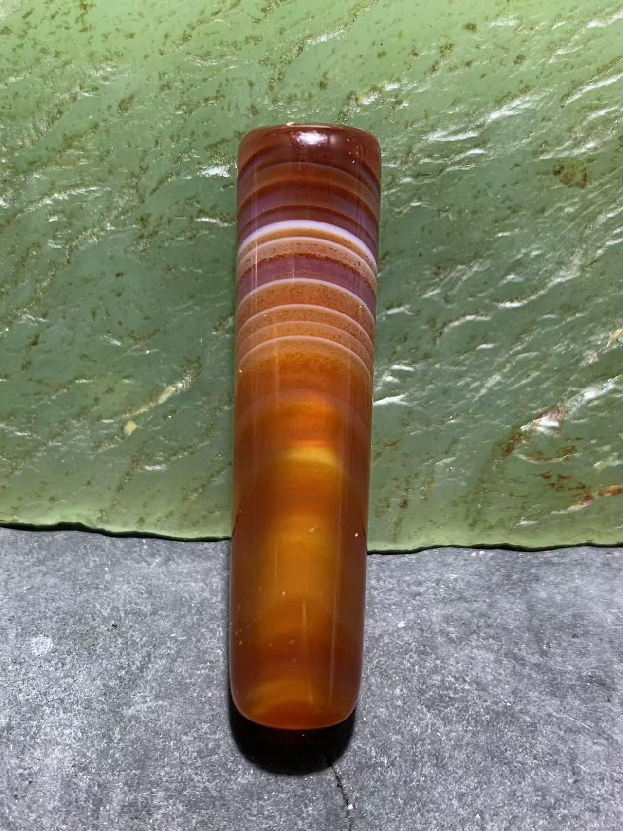 精美朱砂点缠丝玛瑙随形直桶，桶珠一个，