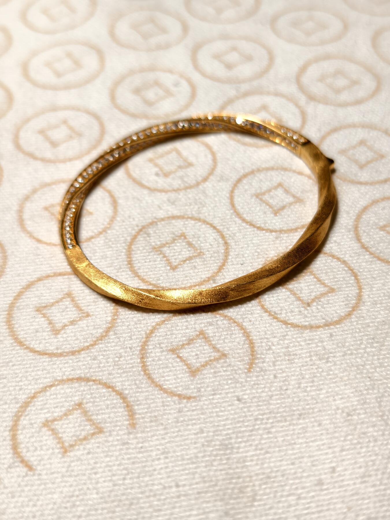 抚柳草堂-第六期章牌钱币 奖章勋章限时免佣 满百包邮 放漏专场 莫比乌斯环半钻半拉丝镀金银手镯  全新工艺好一半镶嵌锆石一半拉丝工艺非常漂亮 打标s925重16.8g 上手是真金真钻的既视感 送人自戴都不错