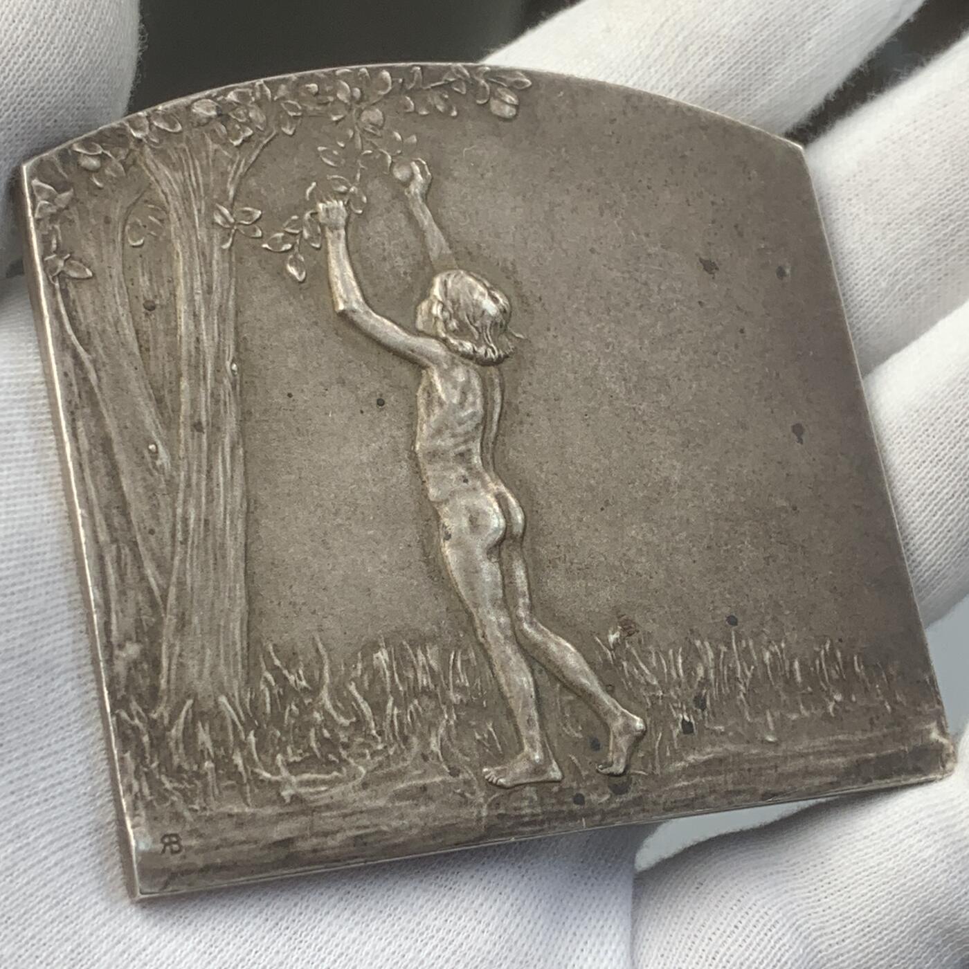掌中浮雕-藏着的欧洲第048场 1900年代法国新艺术结婚纪念大银章，名家baudichon作品，73x67mm ，144.3g