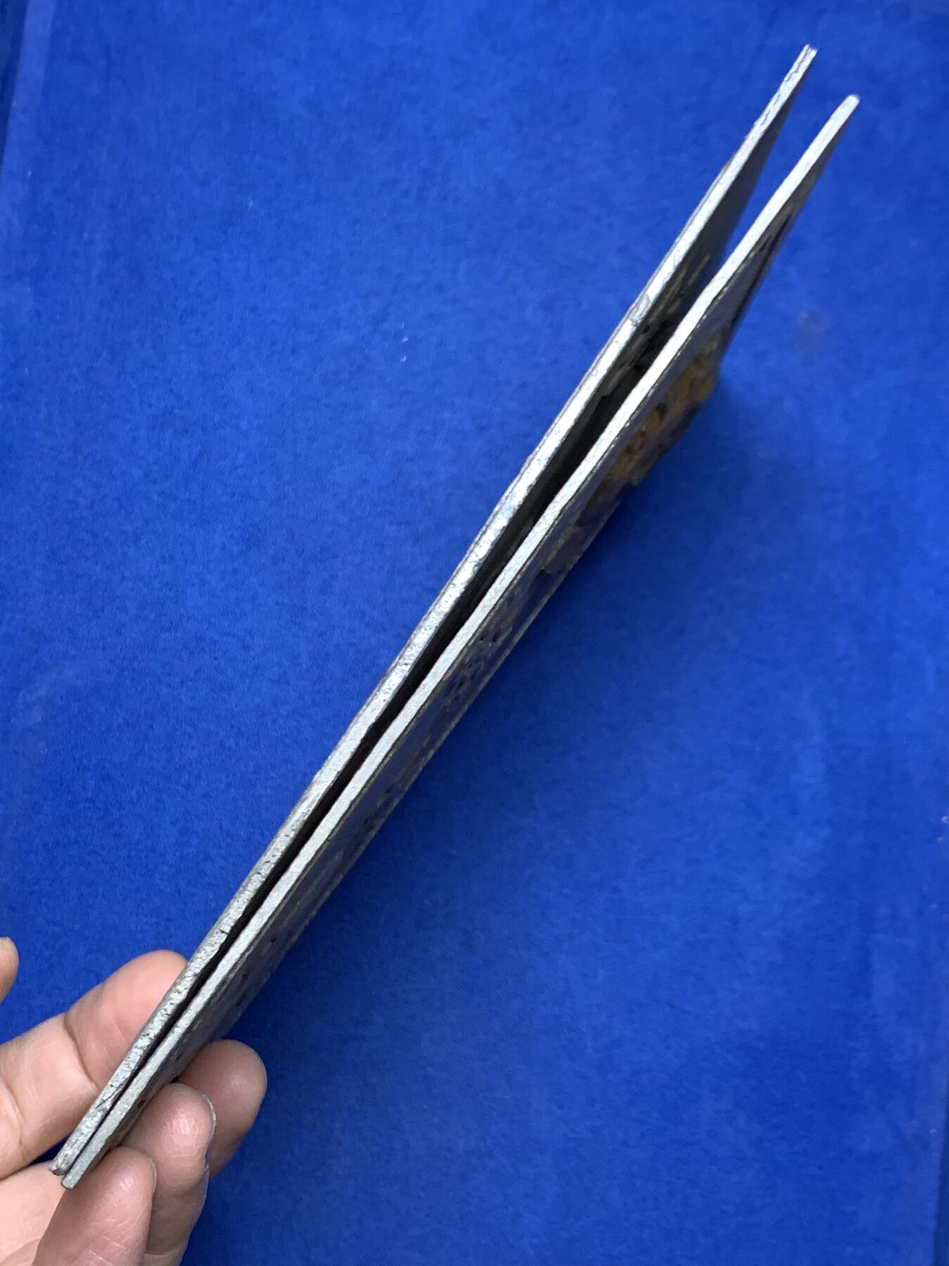 《竞宝斋》第455场 周日，周一 2场连拍 （全场包邮，欢迎送拍） 1968年赴越抗美章2块，尺寸约140*170mm，总重约339克，材质感觉是铝的