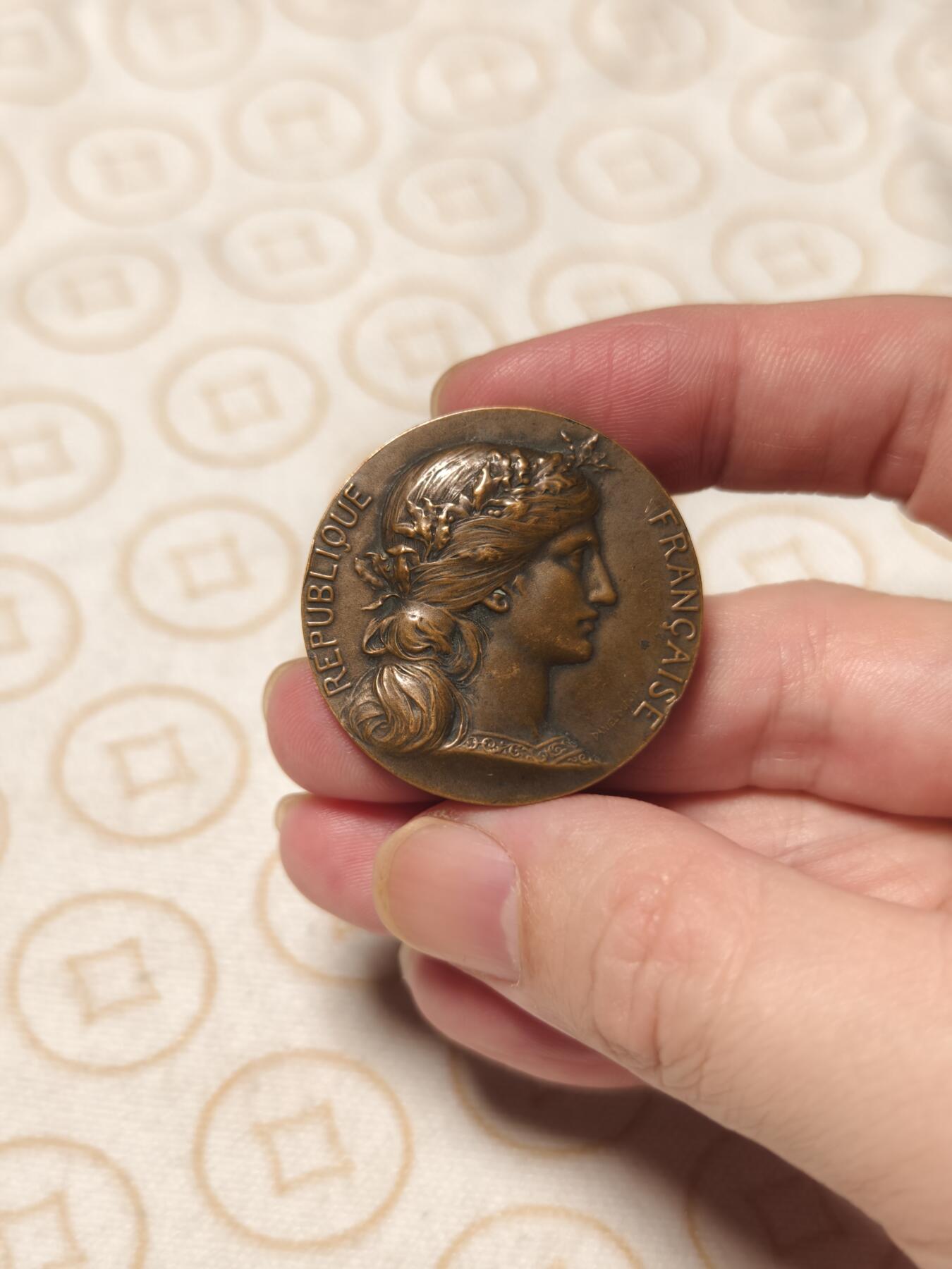 抚柳草堂-第六期章牌钱币 奖章勋章限时免佣 满百包邮 放漏专场 19世纪末-20世纪初 法国巴黎速记学院铜章 花环玛丽安娜亨利杜布瓦作品 36mm  重25.1g品相如图