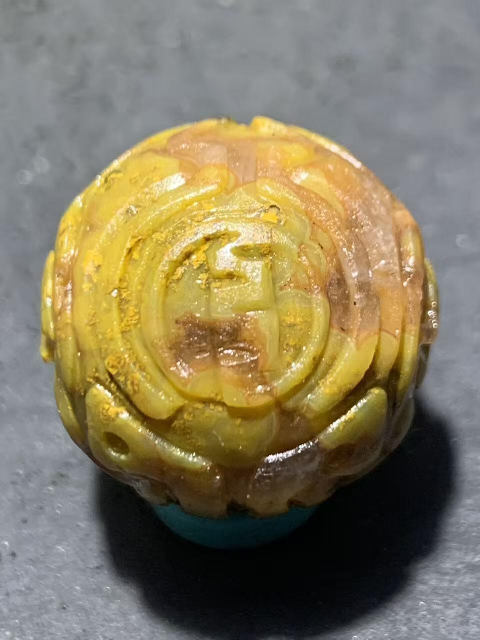 精美黄金草花纹战国红玛瑙亚光手工雕刻瑞兽珠一颗！