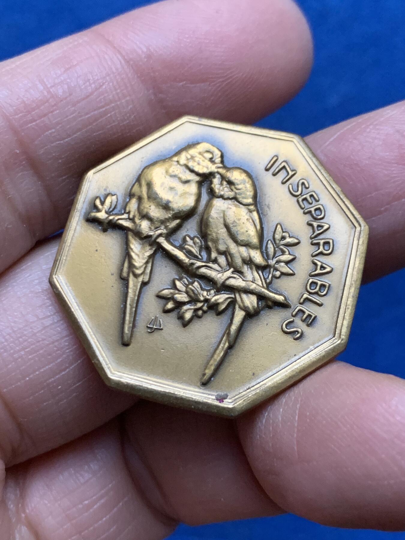 《竞宝斋》第455场 周日，周一 2场连拍 （全场包邮，欢迎送拍） 双鸟相依-形影不离八角铜章 重约12.7克 31mm