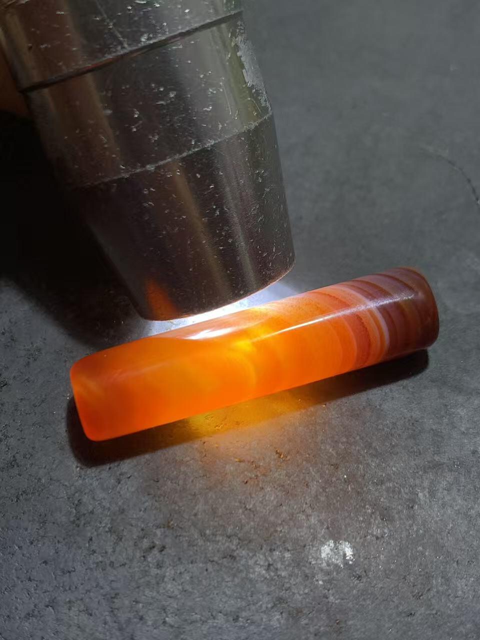 精美朱砂点缠丝玛瑙随形直桶，桶珠一个，