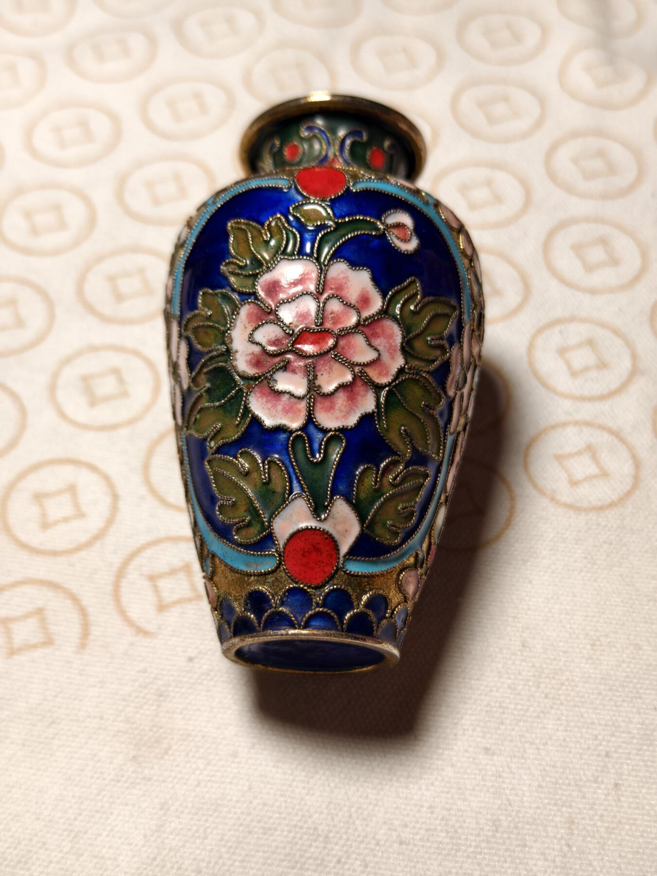 抚柳草堂-第六期章牌钱币 奖章勋章限时免佣 满百包邮 放漏专场 80年代出口创汇时期景泰蓝小花瓶 铜胎掐丝珐琅纯手工小花瓶 高10cm左右 重70.1g