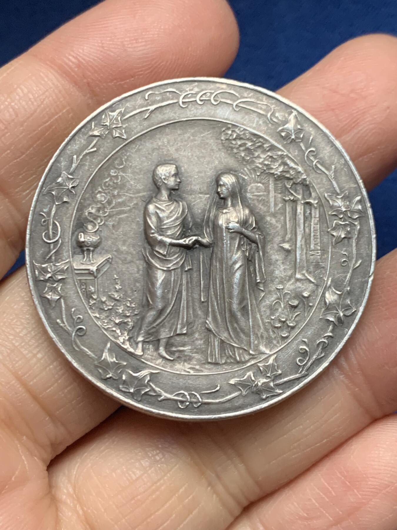 《竞宝斋》第455场 周日，周一 2场连拍 （全场包邮，欢迎送拍） 名家名作 法国婚礼银章 “执子之手，与子偕老” 30.45克 40.3mm 菱形野猪头 950银 好品 稀有