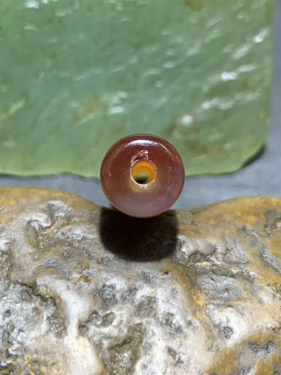 精美朱砂点缠丝玛瑙随形直桶，桶珠一个，