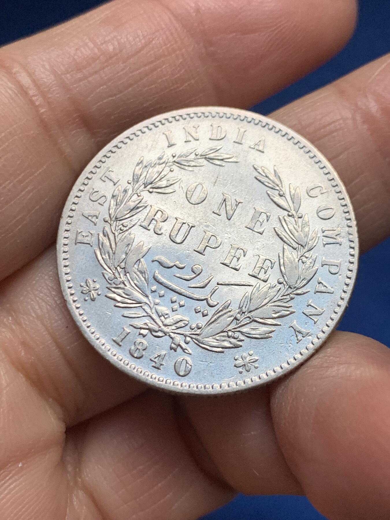 《竞宝斋》第455场 周日，周一 2场连拍 （全场包邮，欢迎送拍） 英属印度 1840年 1卢比 银币 双辫版 热门品种