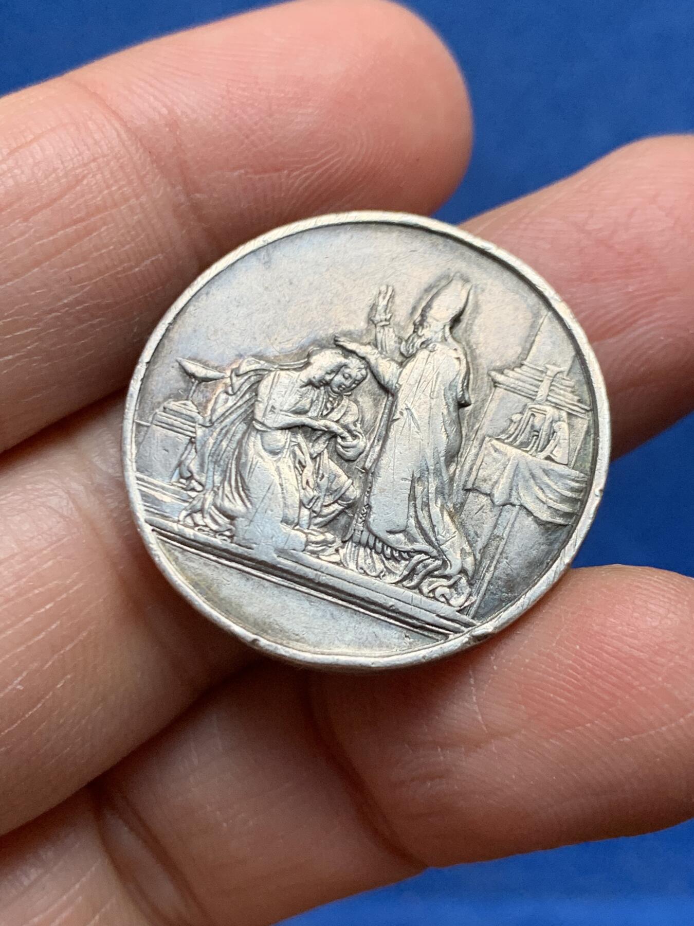 《竞宝斋》第455场 周日，周一 2场连拍 （全场包邮，欢迎送拍） 法国婚姻纪念银章 背面无刻字 直径27.3mm 10.4g 细节见图 带银标