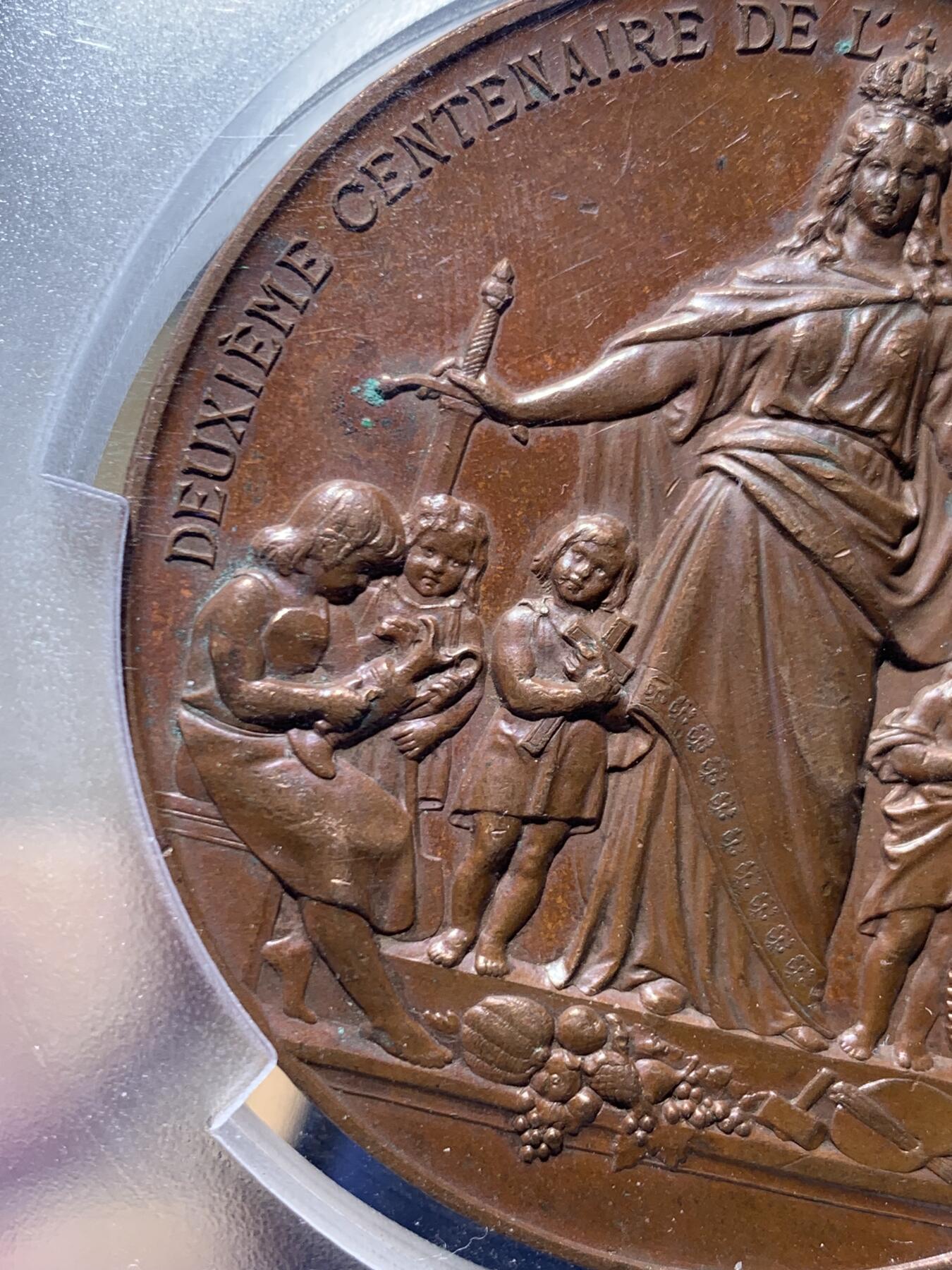 《竞宝斋》第455场 周日，周一 2场连拍 （全场包邮，欢迎送拍） PCGS SP62 德国普鲁士1885年纪念柏林法国教区成立200周年大铜章，少见品。正面图案：花枝环绕下，弗里德里希大帝和威廉一世的侧像，在两顶加冕皇冠的衬托下，冠冕头鹰两翼张开，气势非凡。反面图案：波卢西亚女神手握剑和盾牌，守护着孩子们。精美的高浮雕铜章，极具收藏价值。加大加厚盒