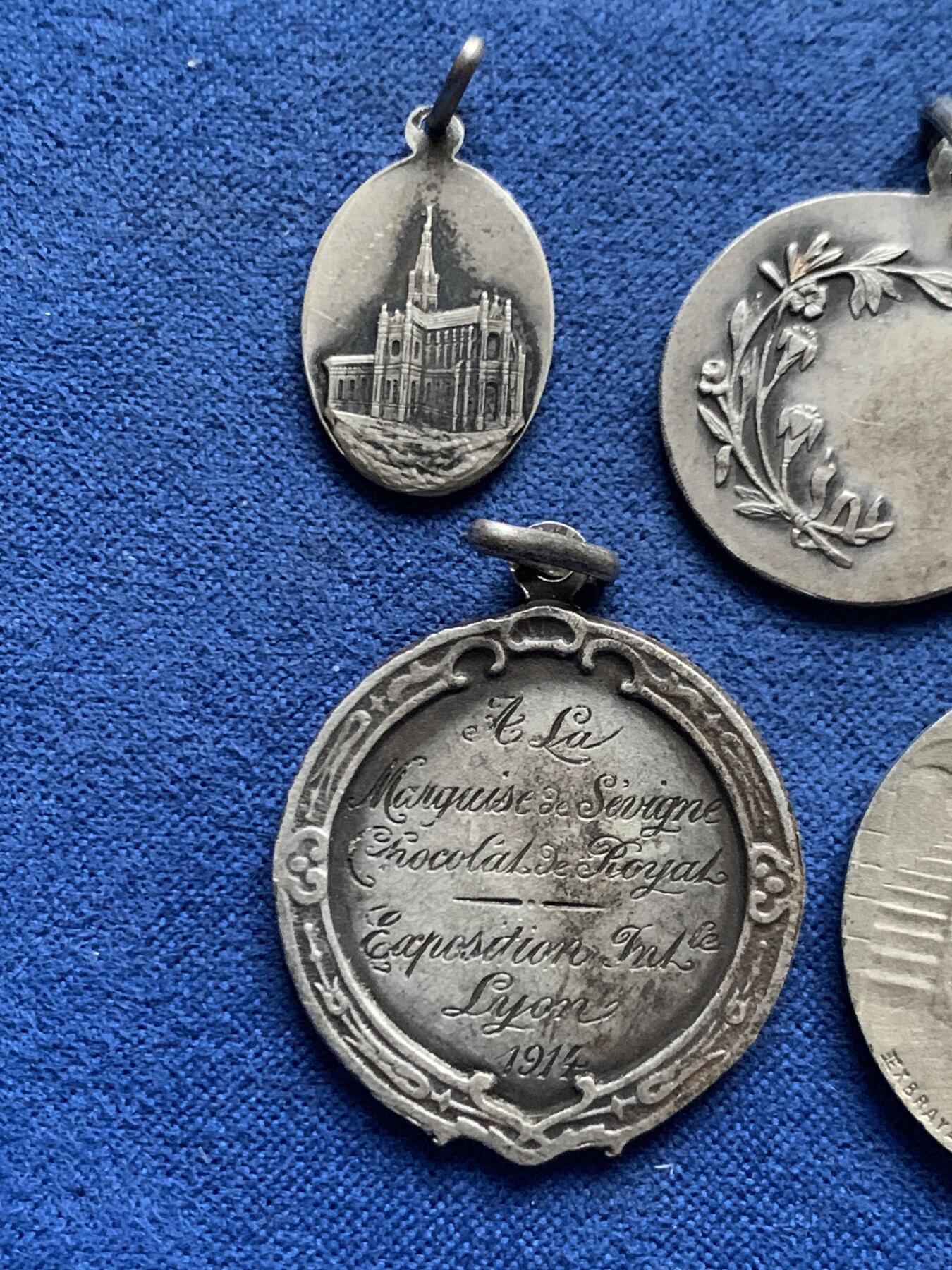 《竞宝斋》第455场 周日，周一 2场连拍 （全场包邮，欢迎送拍） 五枚一组 宗教吊坠纪念章 总重18.5克