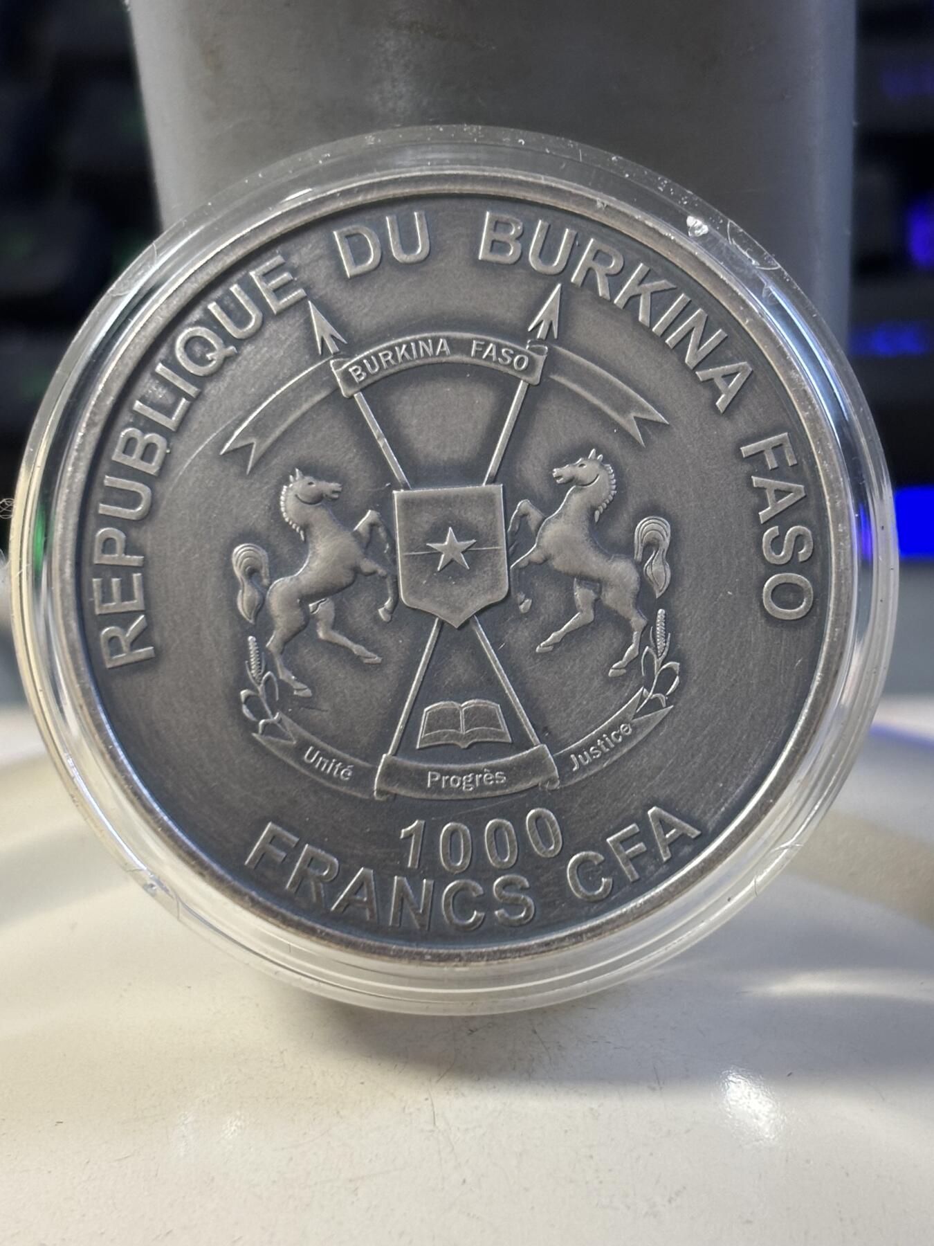 第187期拍卖 布基纳法索2016年镶嵌法国1841雷纳堡陨石仿古银币，999银，发行量999枚