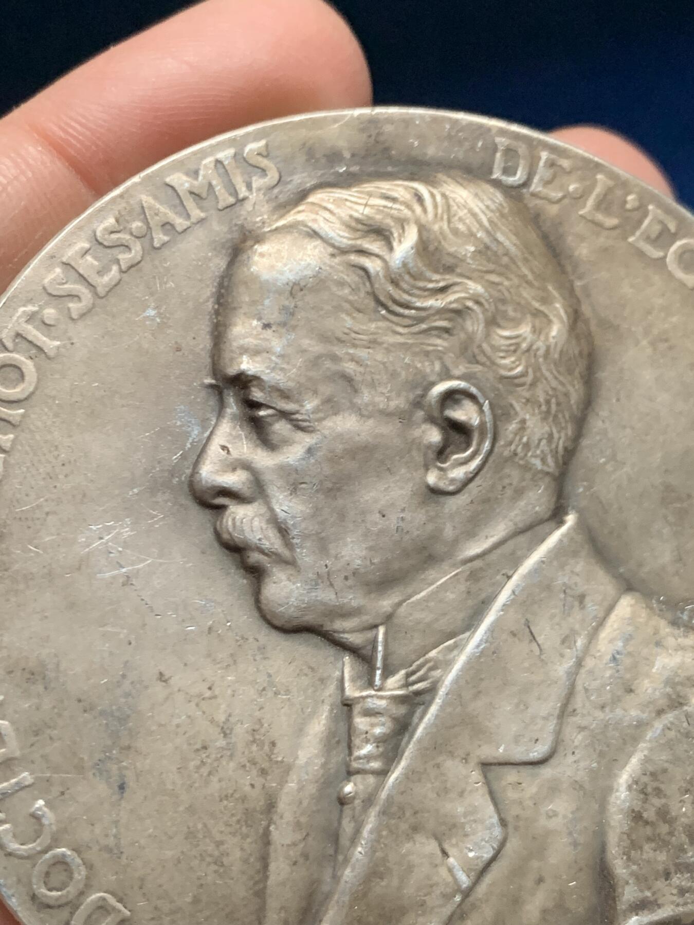 《竞宝斋》第455场 周日，周一 2场连拍 （全场包邮，欢迎送拍） 法国1928年牙科教授J·维肖医生纪念镀银大铜章 114.5克 67.8mm 三角铜标