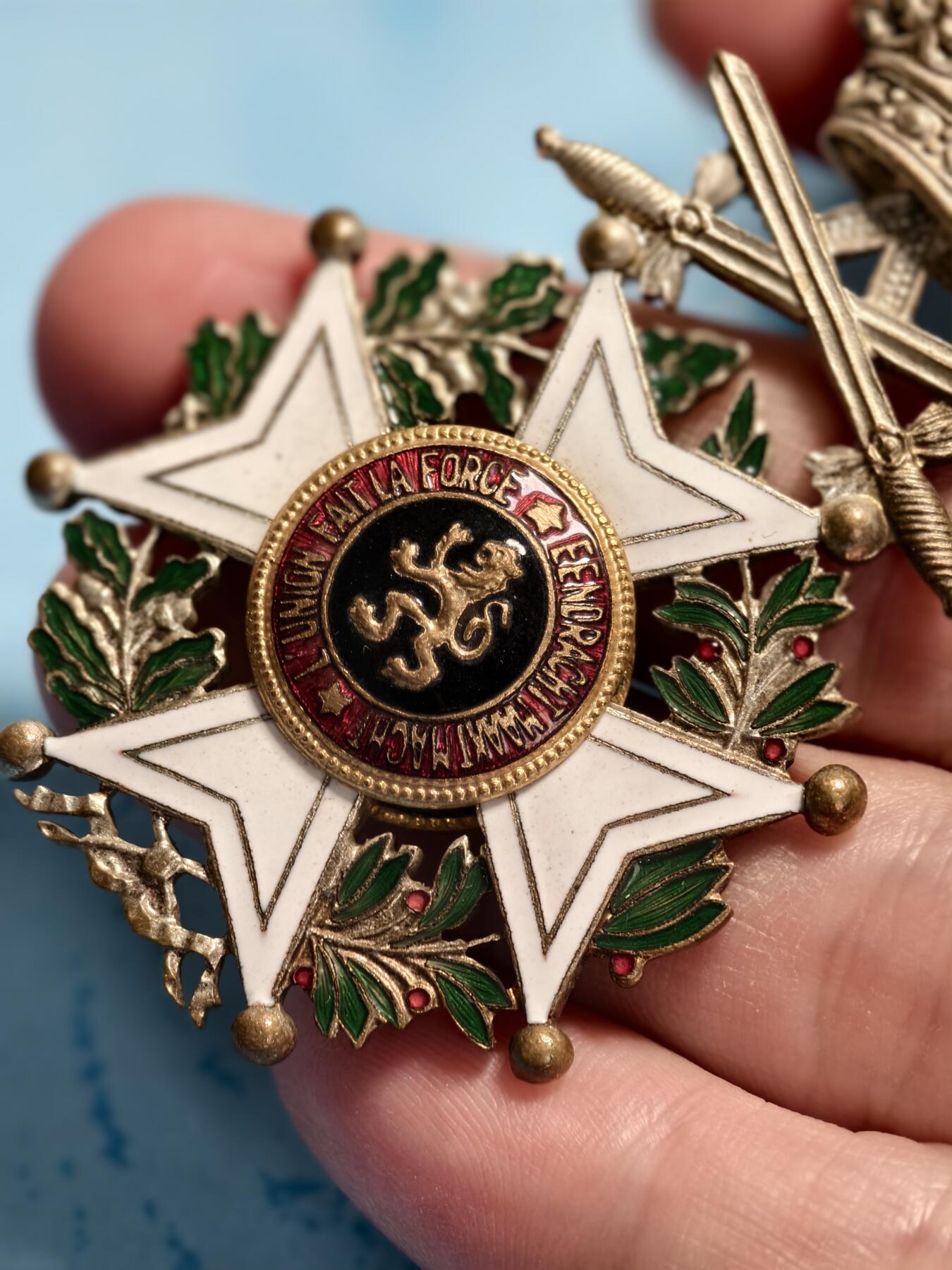 抚柳草堂-第六期章牌钱币 奖章勋章限时免佣 满百包邮 放漏专场 比利时利奥波德一世骑士级勋章 荷法双语版 配剑军事版 章体珐琅彩绘基本完好  狮子图案和皇冠细节清晰