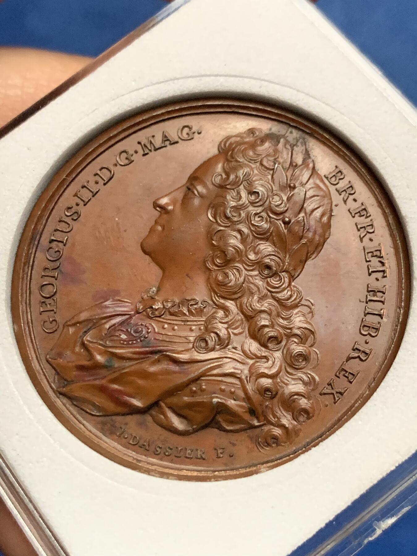 《竞宝斋》第455场 周日，周一 2场连拍 （全场包邮，欢迎送拍） 英王乔治二世纪念铜章，26.8克，40.8mm，雕刻师让·达西尔纪念1731年历代英王与王后系列的首枚，整个系列中很少见的一枚，内容涵盖了从威廉一世到当时在位的乔治二世的英格兰历代君主。正面乔治二世高浮雕像，背面：铭文记事献给大不列颠、法兰西和爱尔兰最尊贵的国王乔治二世。未使用状态，保存很好。