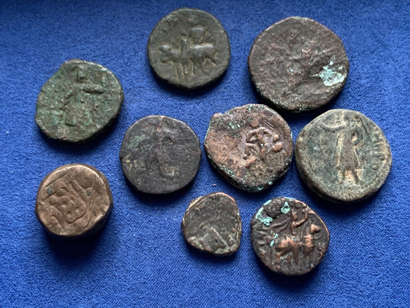 《竞宝斋》第455场 周日，周一 2场连拍 （全场包邮，欢迎送拍） 9枚一组 丝路打制铜币 包含莫卧儿，贵霜，贵霜沙时期，品相不错，铭文清晰可见，无名王和迦腻色伽都是不错的品种，适合研究或收藏。总重约99克